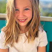 Evy a rejoint le concours — aidez-le/la à gagner de superbes lots ! child, girl, smile, blonde_hair, white_tshirt, portrait, outdoor, sunlight, happy, face, casual_clothing, young, natural_light, human, person, childhood, cute, background_blur, summer, nature