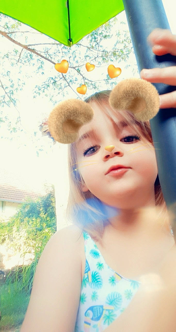 Melina participe au concours pour gagner de l'argent avec cette photo : beauty, blond, cheek, child, close_up, ear, eye, eyelash, face, hair, head, headgear, lip, nose, person, photography, pink, skin, smile, spring
