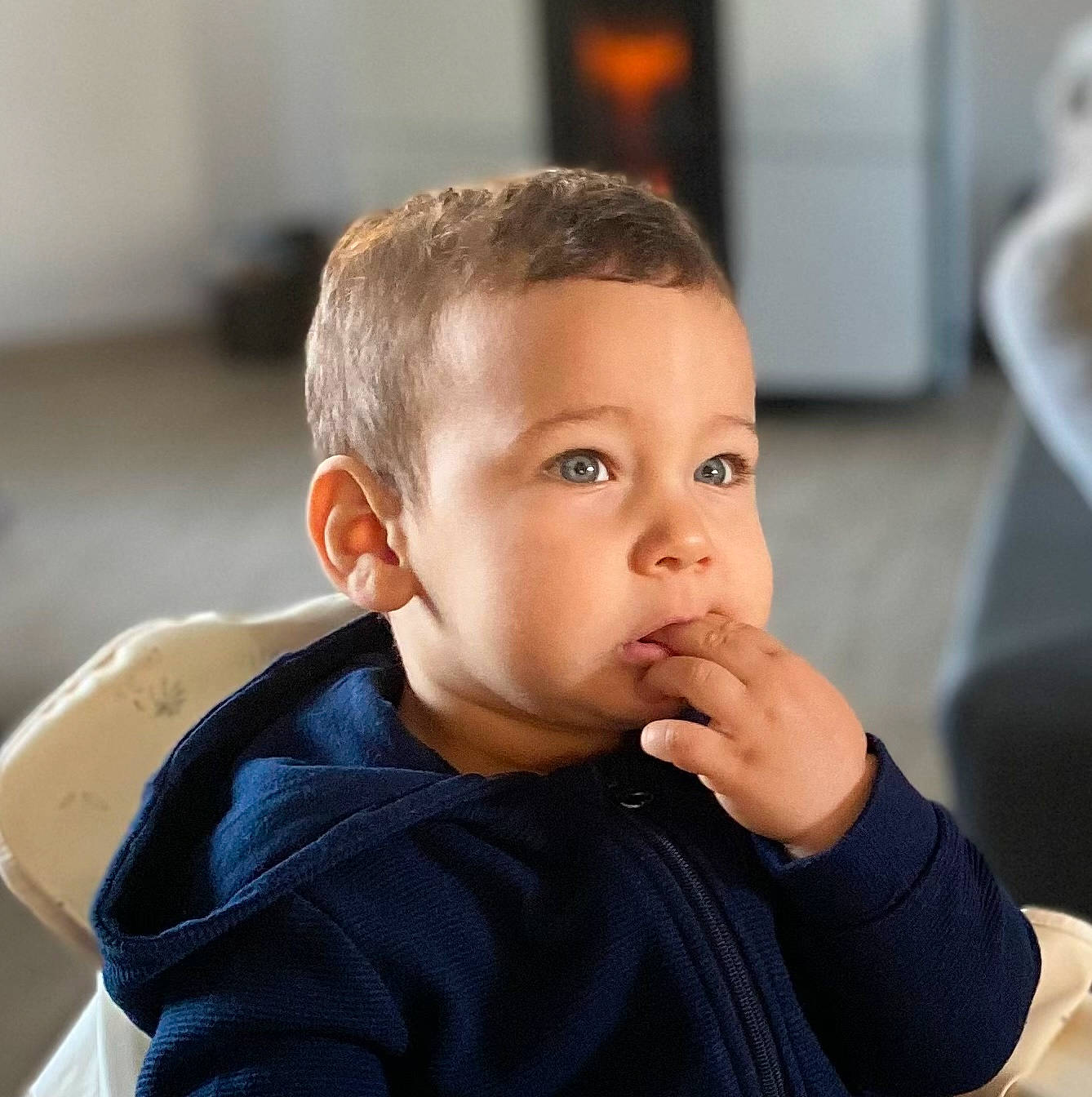 Taïs participe au concours pour gagner de l'argent avec cette photo : caesar_cut, cheek, chin, ear, eyebrow, eyelash, forehead, fun, gesture, hair, hairstyle, happy, head, jaw, neck, nose, person, sleeve, tableware, thumb