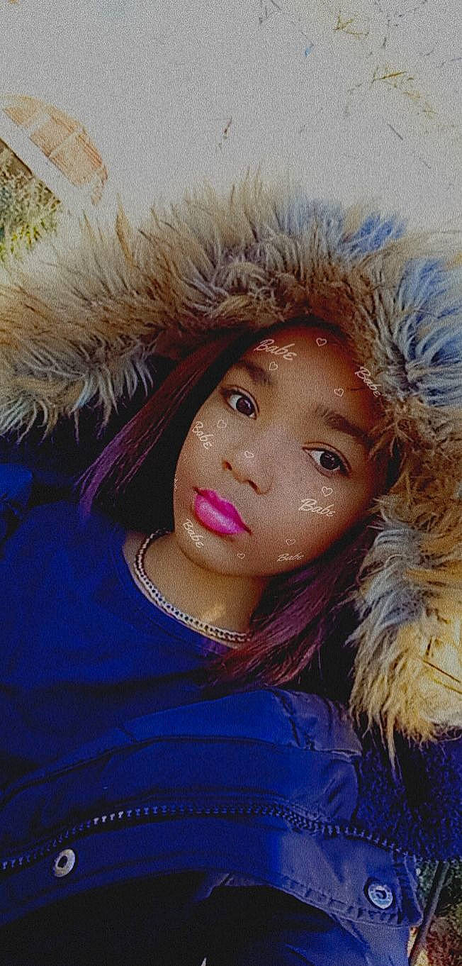 Rose participe au concours pour gagner de l'argent avec cette photo : animal_product, brown_hair, cap, electric_blue, eye, eyebrow, eyelash, feather, fur_clothing, hat, iris, jacket, lip, long_hair, natural_material, nose, outerwear, parka, person, skin