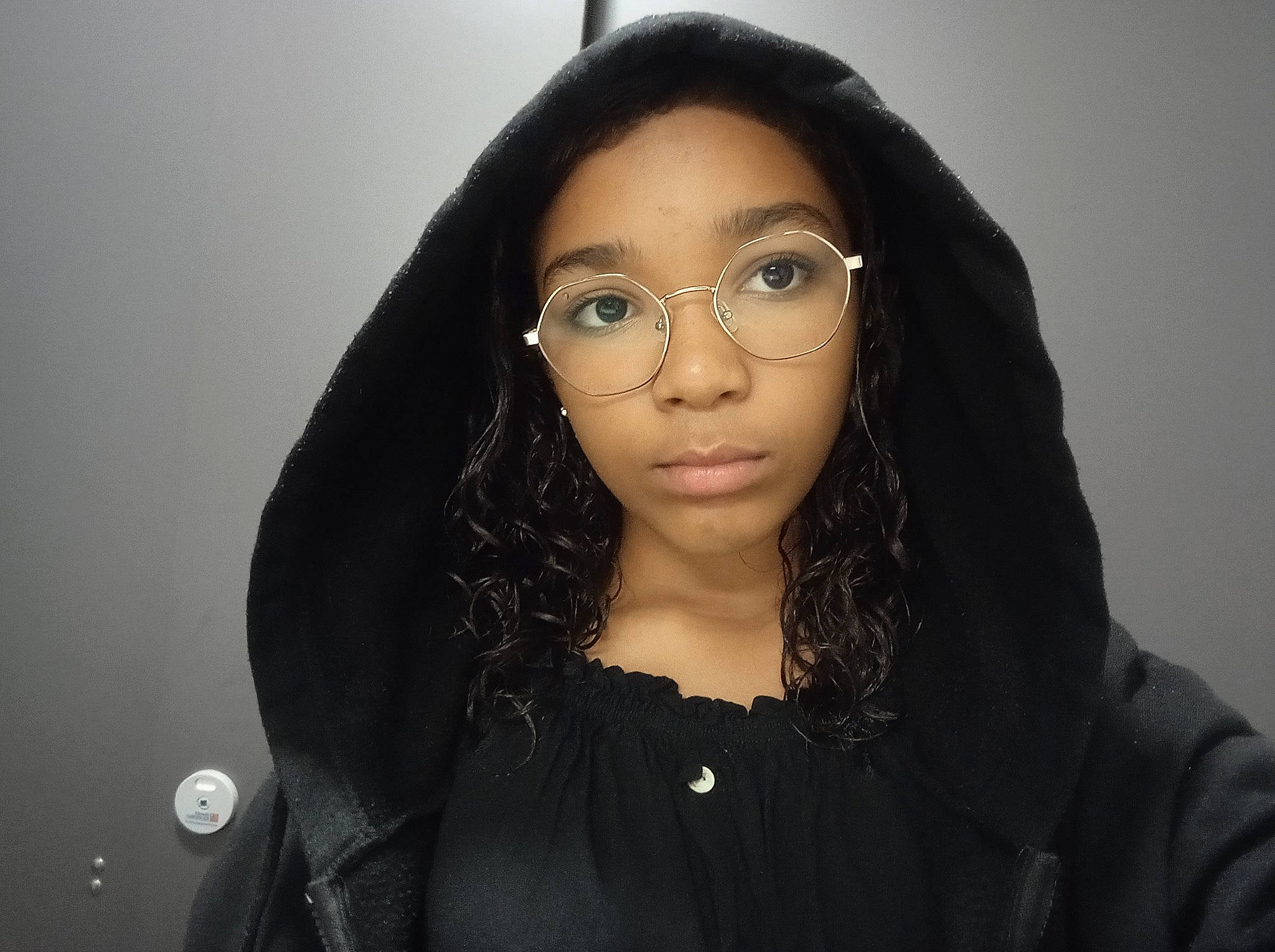 Rose a rejoint le concours — aidez-le/la à gagner de superbes lots ! black_hair, brown_hair, cheek, darkness, eyelash, eyewear, fashion_accessory, fashion_design, flash_photography, happy, jewellery, layered_hair, lip, lipstick, long_hair, outerwear, person, sleeve, smile, step_cutting