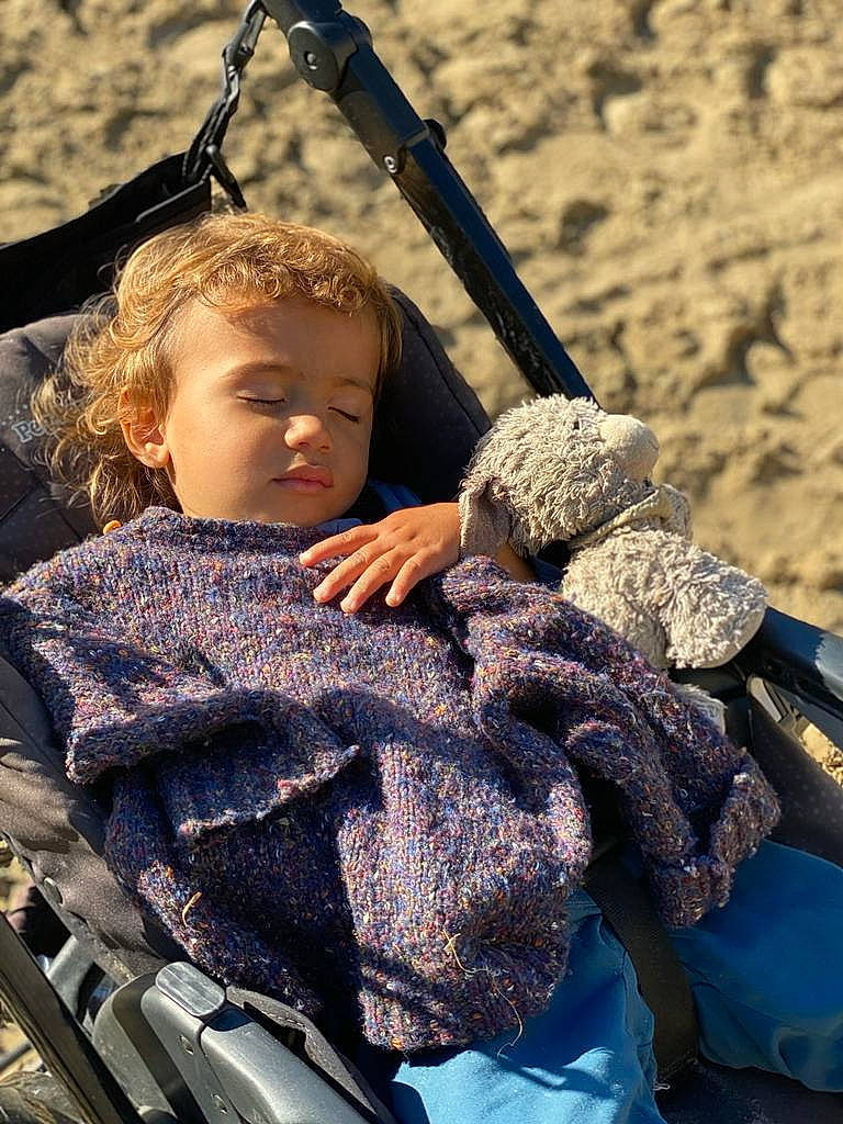 Antonin a rejoint le concours — aidez-le/la à gagner de superbes lots ! baby, baby_carriage, baby_products, child, electric_blue, fun, happy, landscape, leisure, pattern, people_in_nature, person, product, recreation, rock, sitting, toddler, travel, vacation, wool