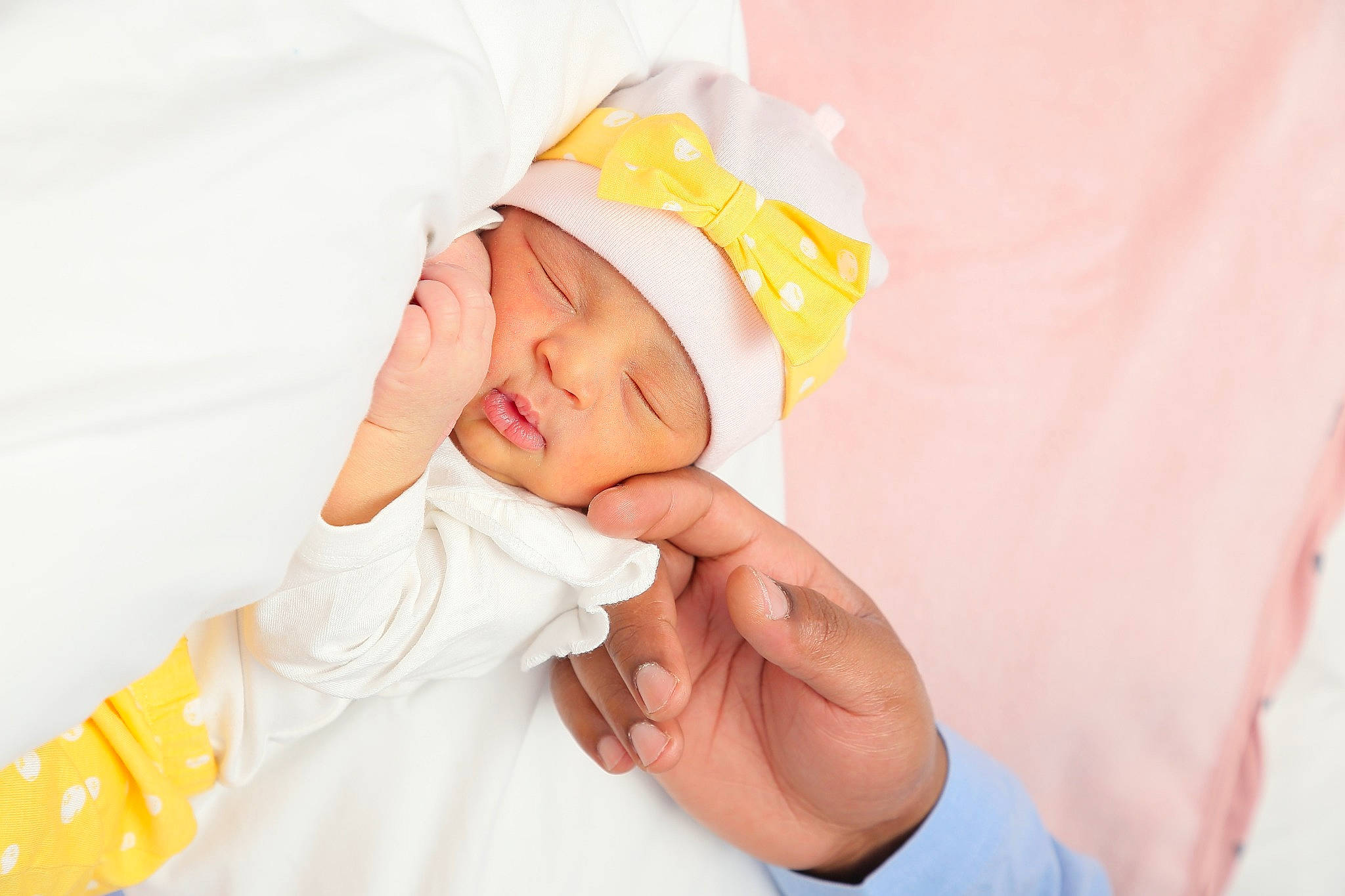 Haïlé a rejoint le concours — aidez-le/la à gagner de superbes lots ! baby, child, finger, gesture, hand, headwear, person, skin, sleep, toddler, yellow