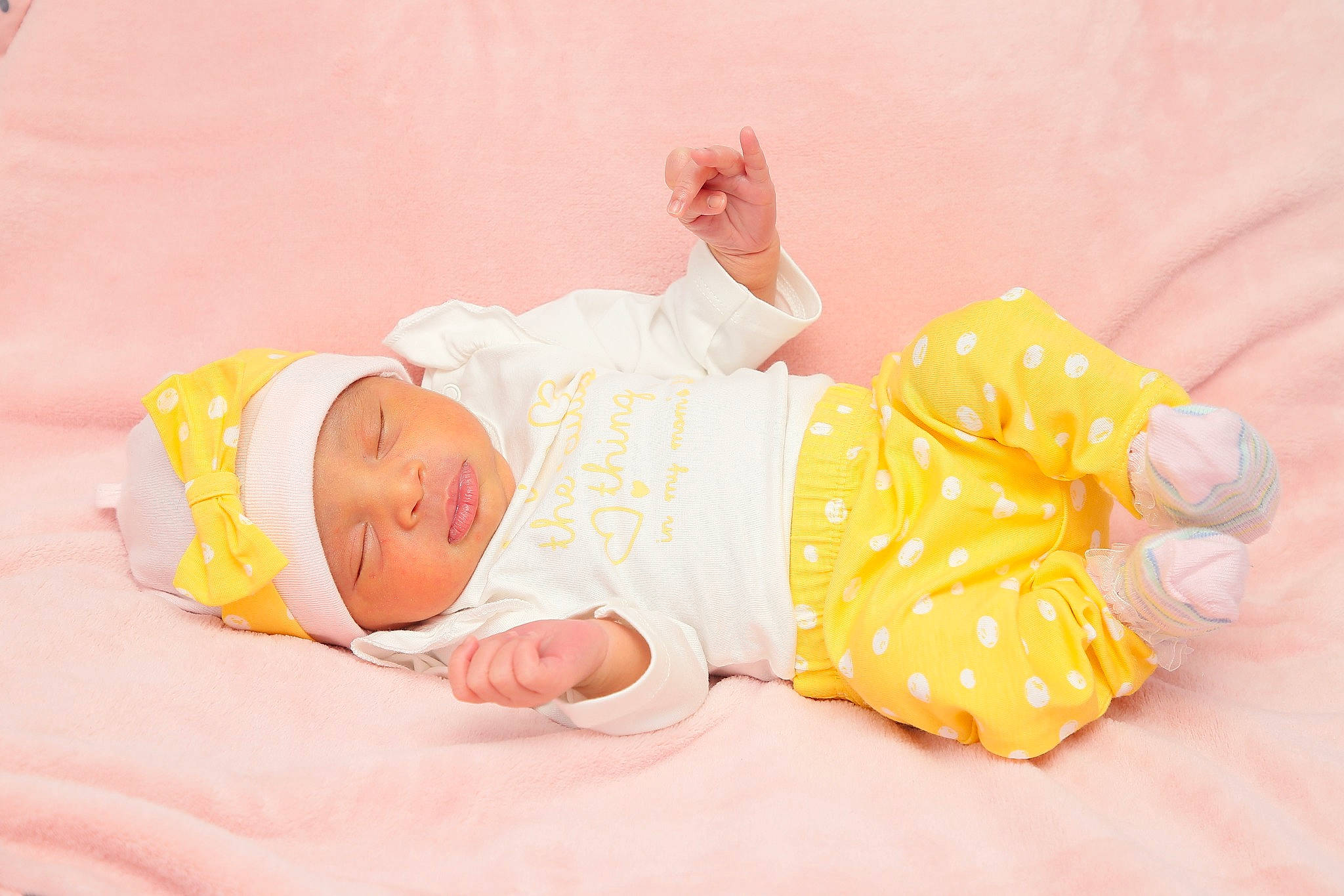 Haïlé a rejoint le concours — aidez-le/la à gagner de superbes lots ! baby, baby_sleeping, bedtime, child, comfort, headwear, person, product, sleep, textile, toddler, yellow