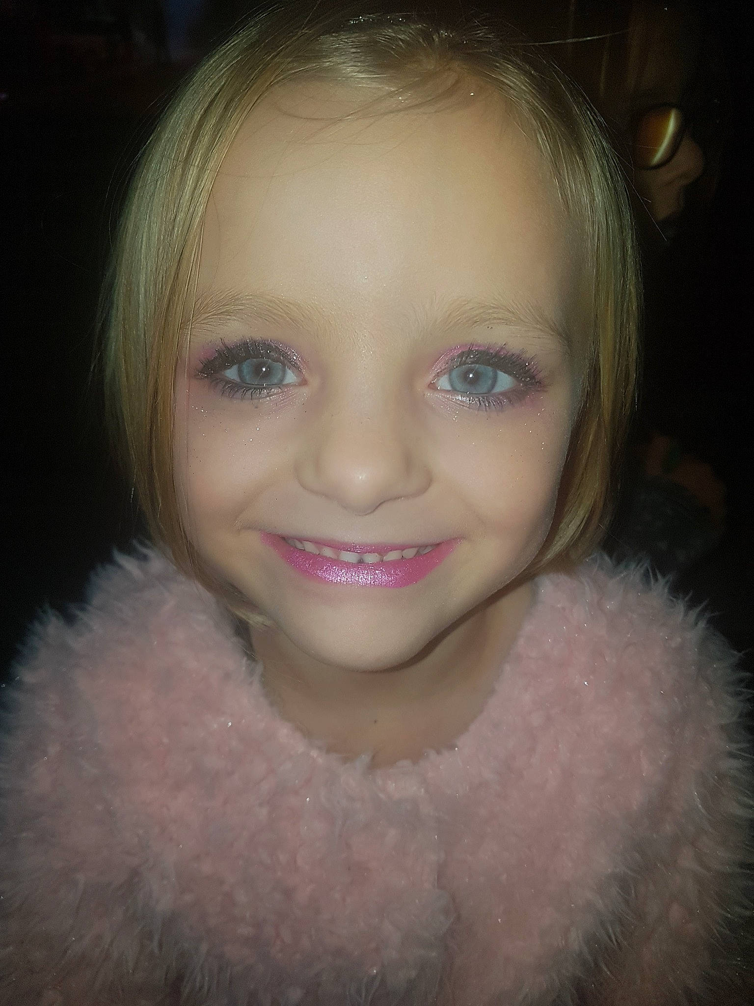 Séléna participe au concours pour gagner de l'argent avec cette photo : brown_hair, cheek, child_model, chin, eyebrow, eyelash, face, forehead, fur, girl, head, human_hair_color, iris, jaw, joy, lip, neck, nose, person, smile