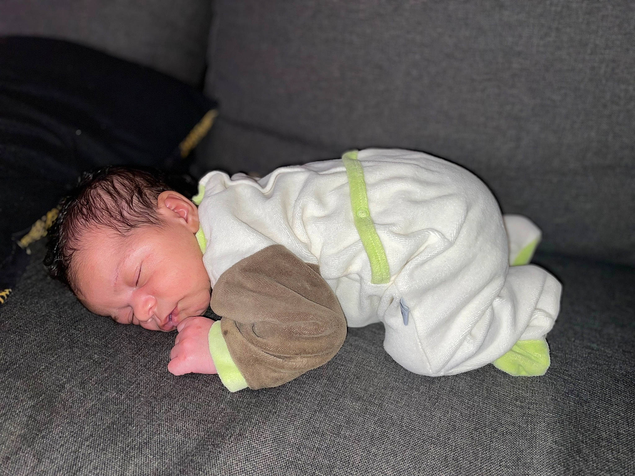 Myron a rejoint le concours — aidez-le/la à gagner de superbes lots ! baby, baby_products, baby_toddler_clothing, bedtime, cheek, child, comfort, flooring, grass, hardwood, nap, person, portrait_photography, room, sitting, sleep, sleeve, toddler, wood