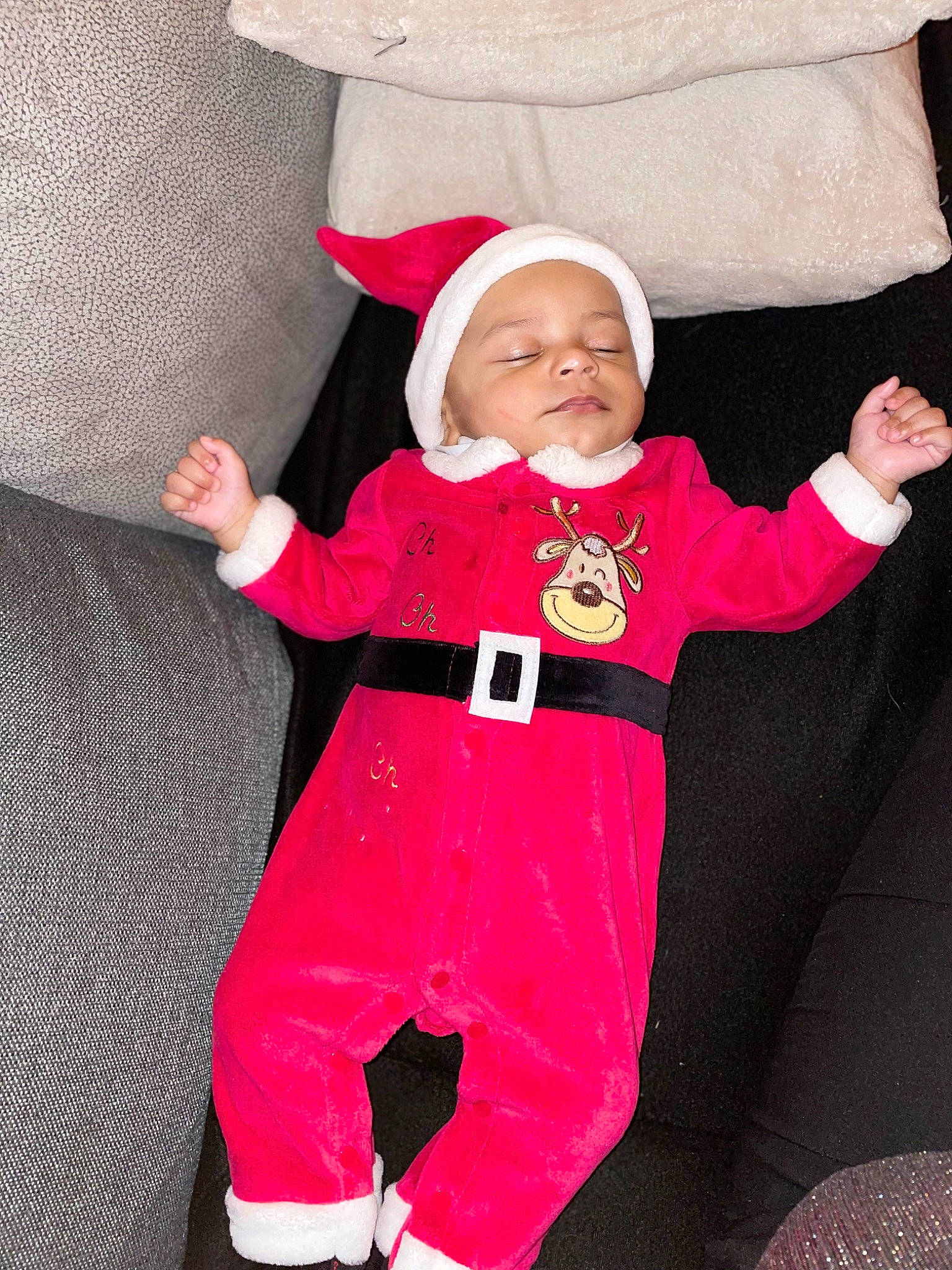 Myron participe au concours pour gagner de l'argent avec cette photo : baby, baby_toddler_clothing, carmine, child, comfort, finger, fun, gesture, happy, hat, headwear, magenta, person, personal_protective_equipment, pink, play, polar_fleece, purple, sleeve, thumb