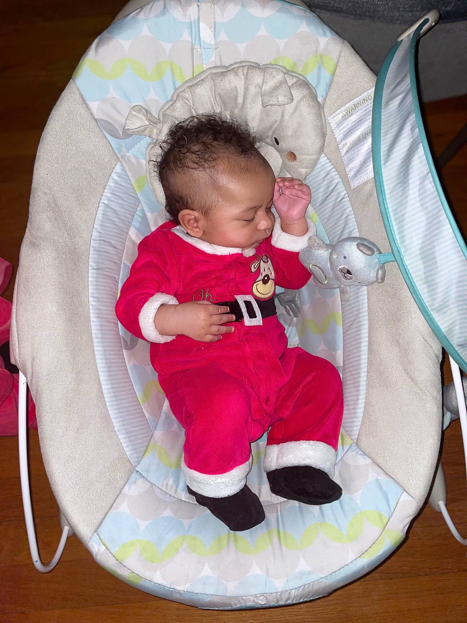 Myron participe au concours pour gagner de l'argent avec cette photo : baby, baby_carriage, baby_products, baby_sleeping, baby_toddler_clothing, baby_toys, bag, carmine, child, circle, comfort, flooring, infant_bed, linens, magenta, pattern, person, play, sitting, sock