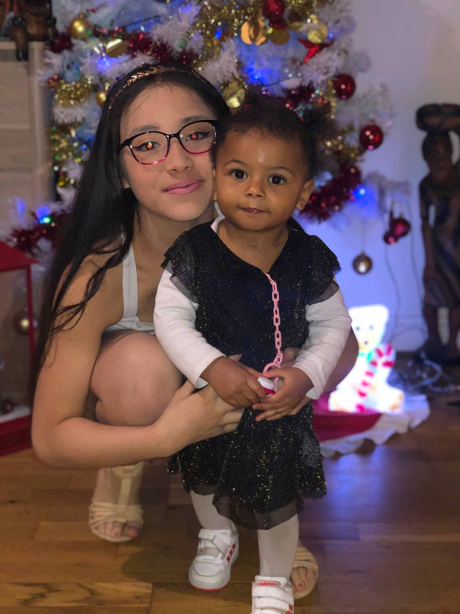 Shyniss participe au concours pour gagner de l'argent avec cette photo : blue, child, christmas, christmas_decoration, christmas_ornament, christmas_tree, event, flash_photography, fun, glasses, happy, holiday, iris, joy, ornament, person, purple, skin, smile, toddler