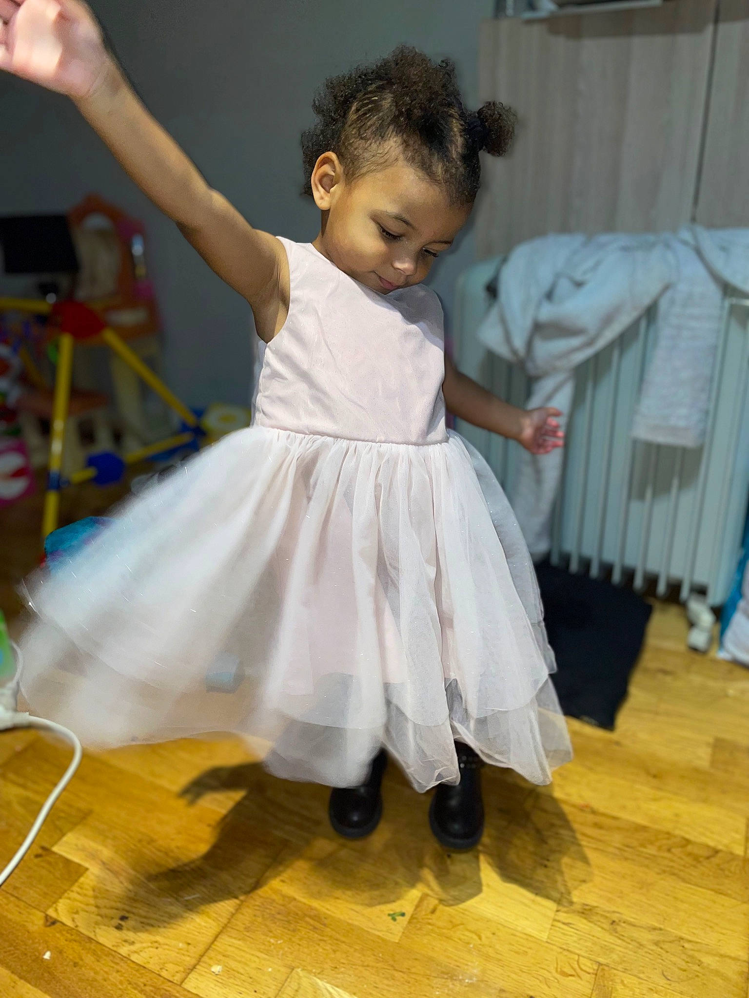 Mya participe au concours pour gagner de l'argent avec cette photo : baby_toddler_clothing, dance, day_dress, dress, entertainment, event, fashion_design, flash_photography, floor, flooring, formal_wear, fun, happy, hardwood, one_piece_garment, performing_arts, person, room, ruffle, shoulder