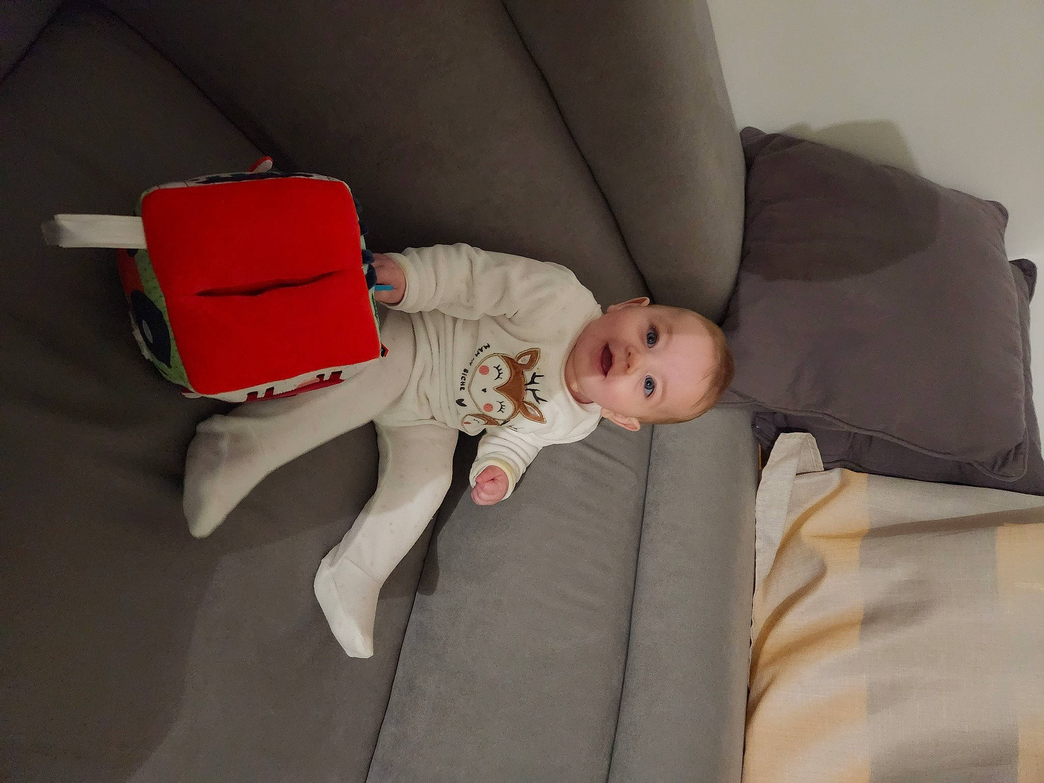Emilia a rejoint le concours — aidez-le/la à gagner de superbes lots ! auto_part, baby, baby_products, baby_toddler_clothing, carmine, child, comfort, couch, flooring, hat, linens, mammal, person, product, room, sitting, textile, throw_pillow, toddler, toy