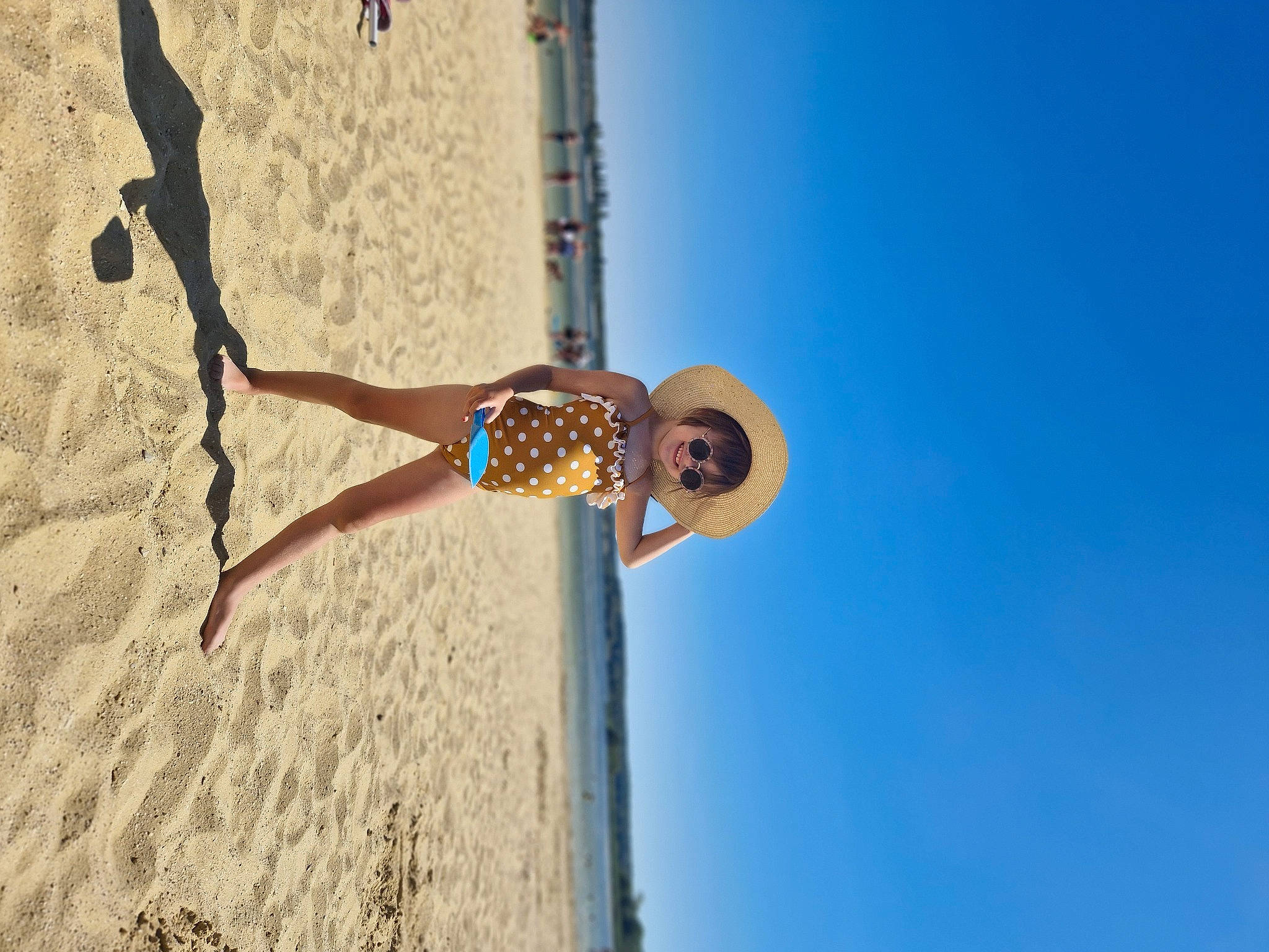 Katniss a rejoint le concours — aidez-le/la à gagner de superbes lots ! arm, art, ball, beach, door, elbow, electric_blue, eyewear, fun, human_leg, joy, landscape, person, plant, recreation, sand, shadow, sky, tree, water