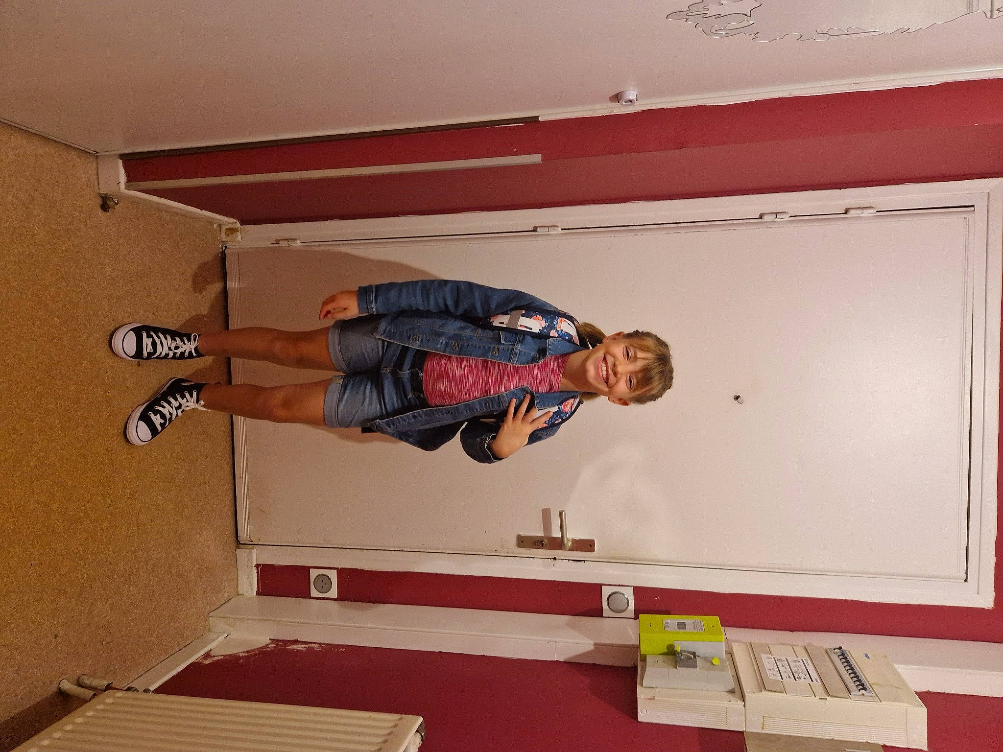 Coralie a rejoint le concours — aidez-le/la à gagner de superbes lots ! balance, building, ceiling, cleanliness, comfort, elbow, flooring, hardwood, joy, knee, outdoor_shoe, person, plaster, plywood, recreation, room, t_shirt, walking_shoe, whiteboard, wood