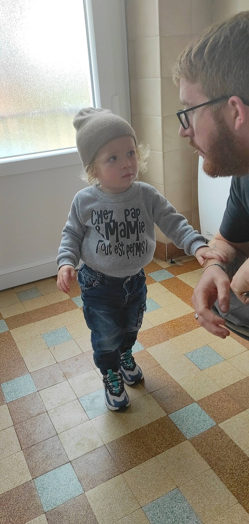 Tyago a rejoint le concours — aidez-le/la à gagner de superbes lots ! baby_toddler_clothing, child, design, eyewear, face, floor, flooring, fun, hair, hardwood, head, headwear, human_body, jeans, joint, leg, person, sleeve, standing, t_shirt