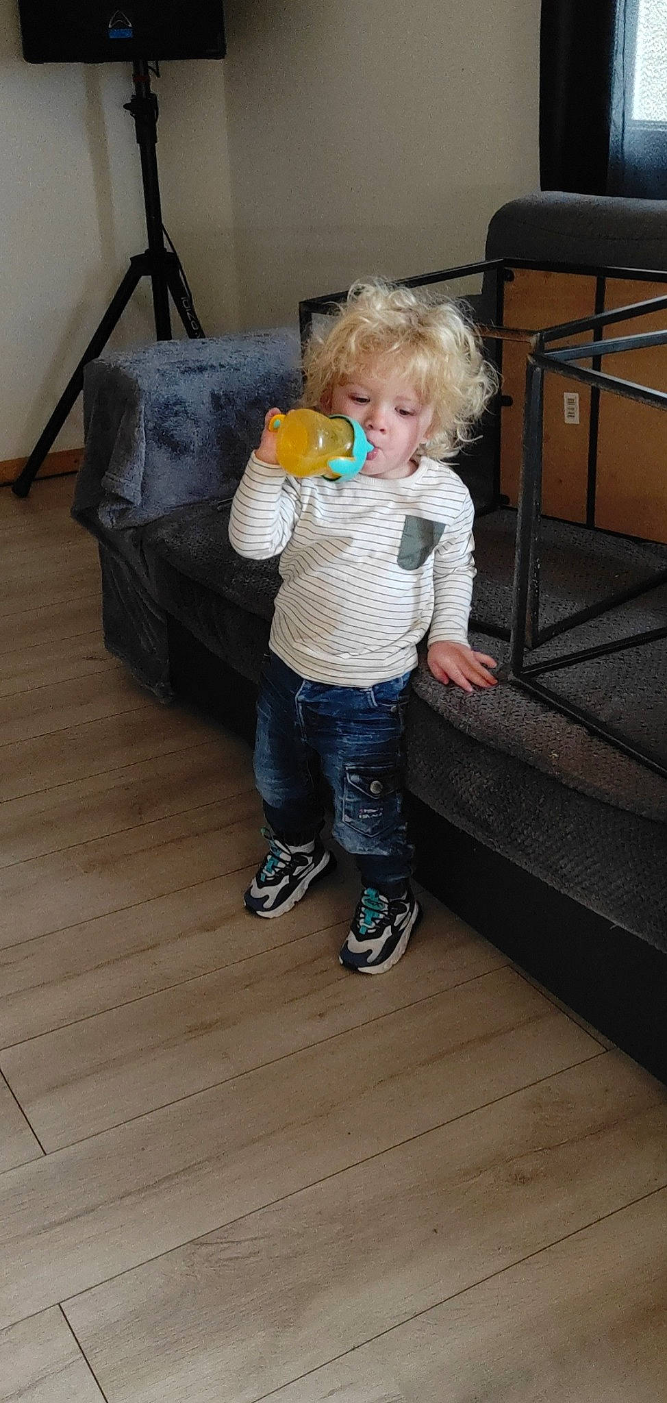 Tyago a rejoint le concours — aidez-le/la à gagner de superbes lots ! baby_toddler_clothing, cabinetry, chest_of_drawers, child, comfort, couch, drawer, face, floor, flooring, furniture, hardwood, joint, leg, person, room, shoulder, sock, toddler, toy