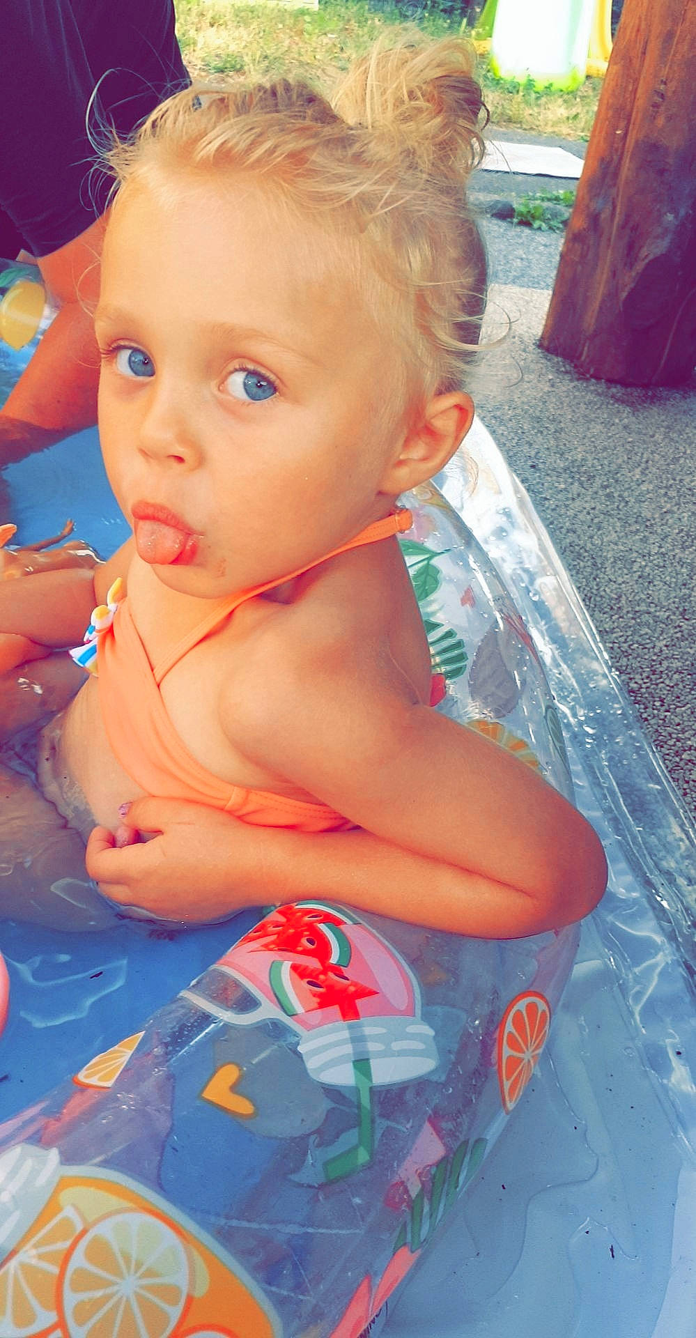 Louise participe au concours pour gagner de l'argent avec cette photo : baby, bathing, blond, cheek, chest, child, ear, eye, face, fun, iris, leisure, lip, nose, person, play, skin, smile, summer, surprise