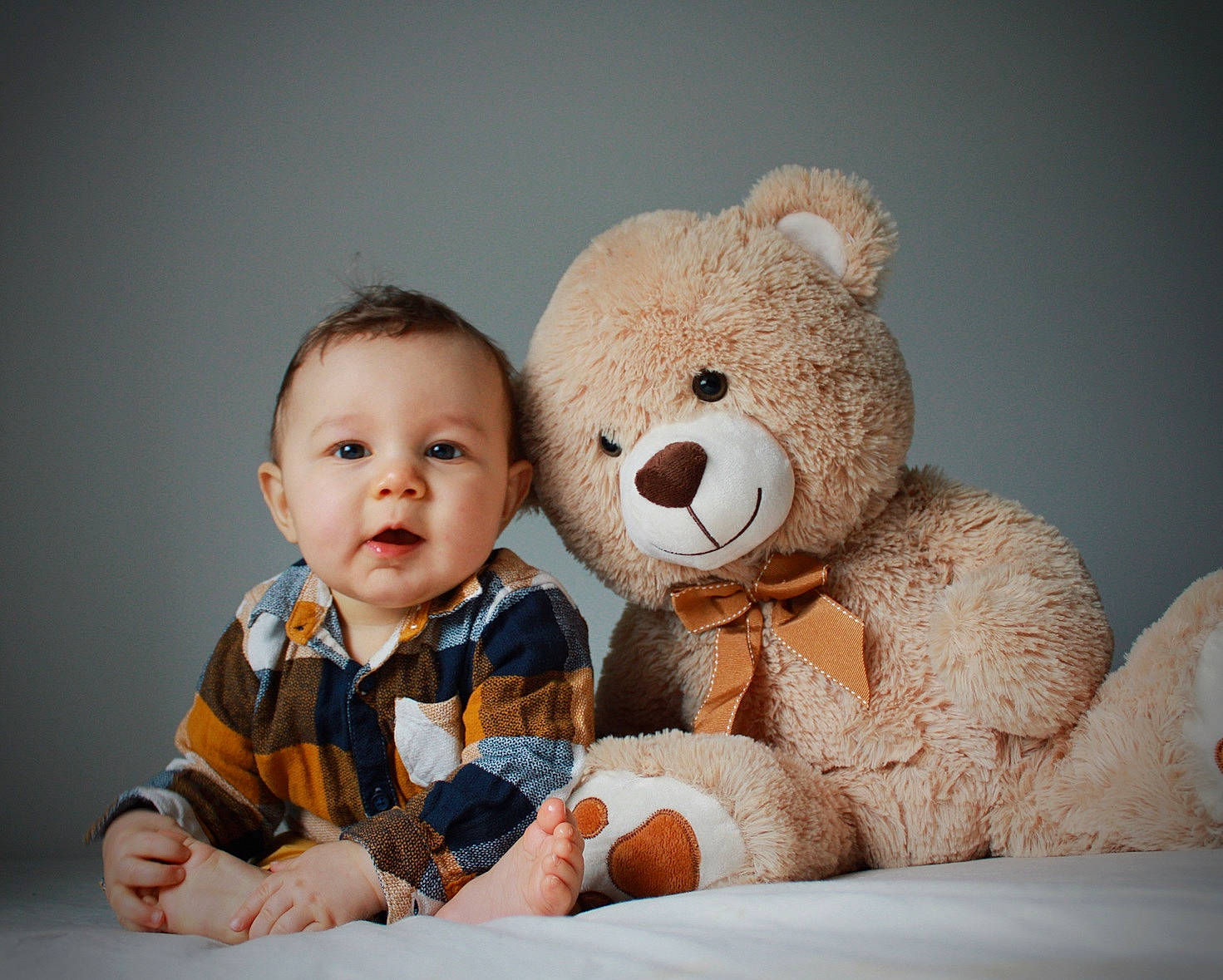 Mayron a rejoint le concours — aidez-le/la à gagner de superbes lots ! baby, baby_toddler_clothing, cheek, child, comfort, flash_photography, fur, happy, nose, person, plush, room, sitting, skin, sleeve, smile, stuffed_toy, teddy_bear, textile, toddler