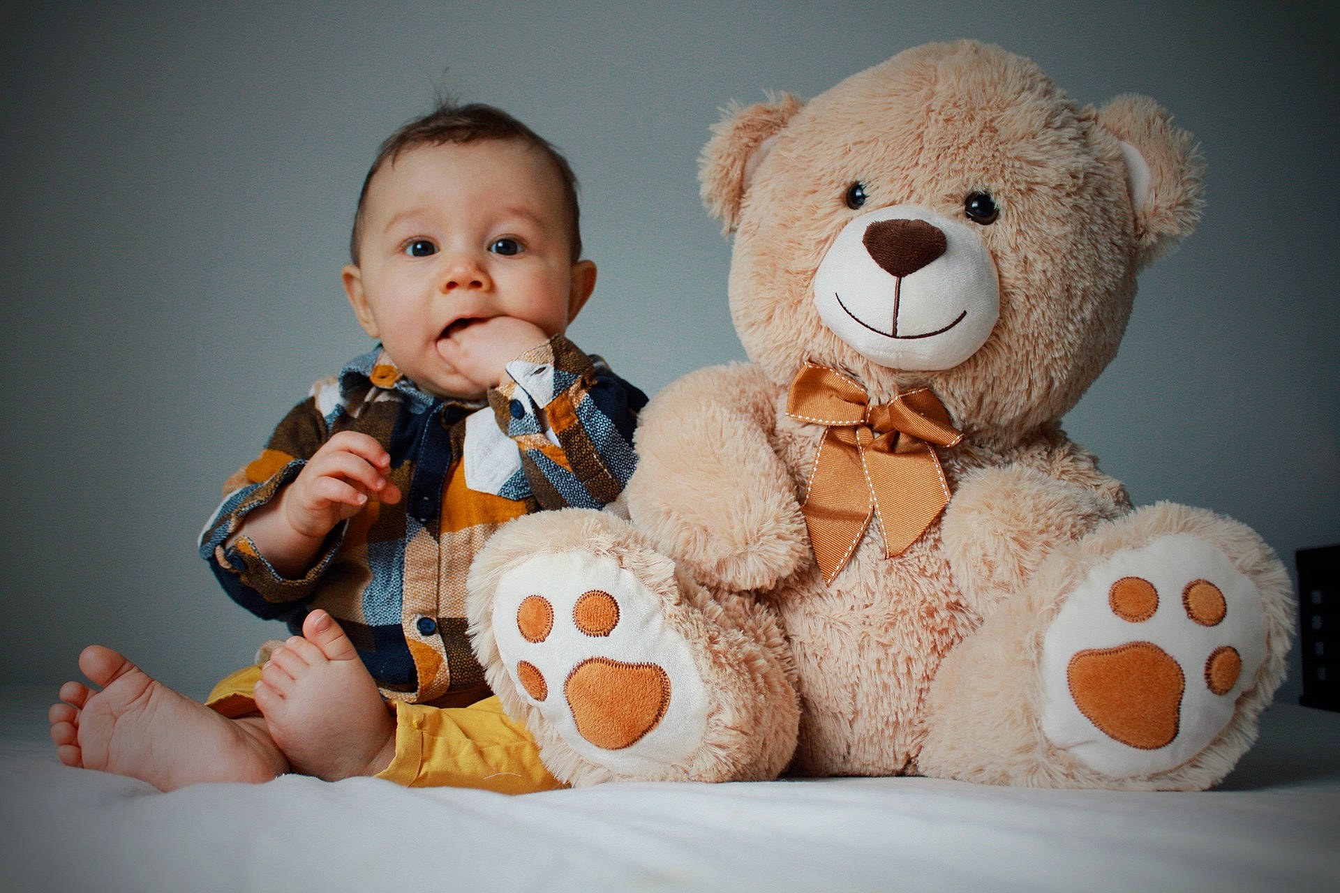 Mayron a rejoint le concours — aidez-le/la à gagner de superbes lots ! baby, baby_sleeping, baby_toddler_clothing, baby_toys, cheek, child, comfort, fun, fur, gesture, happy, nose, person, plush, skin, stuffed_toy, teddy_bear, textile, toddler, toy