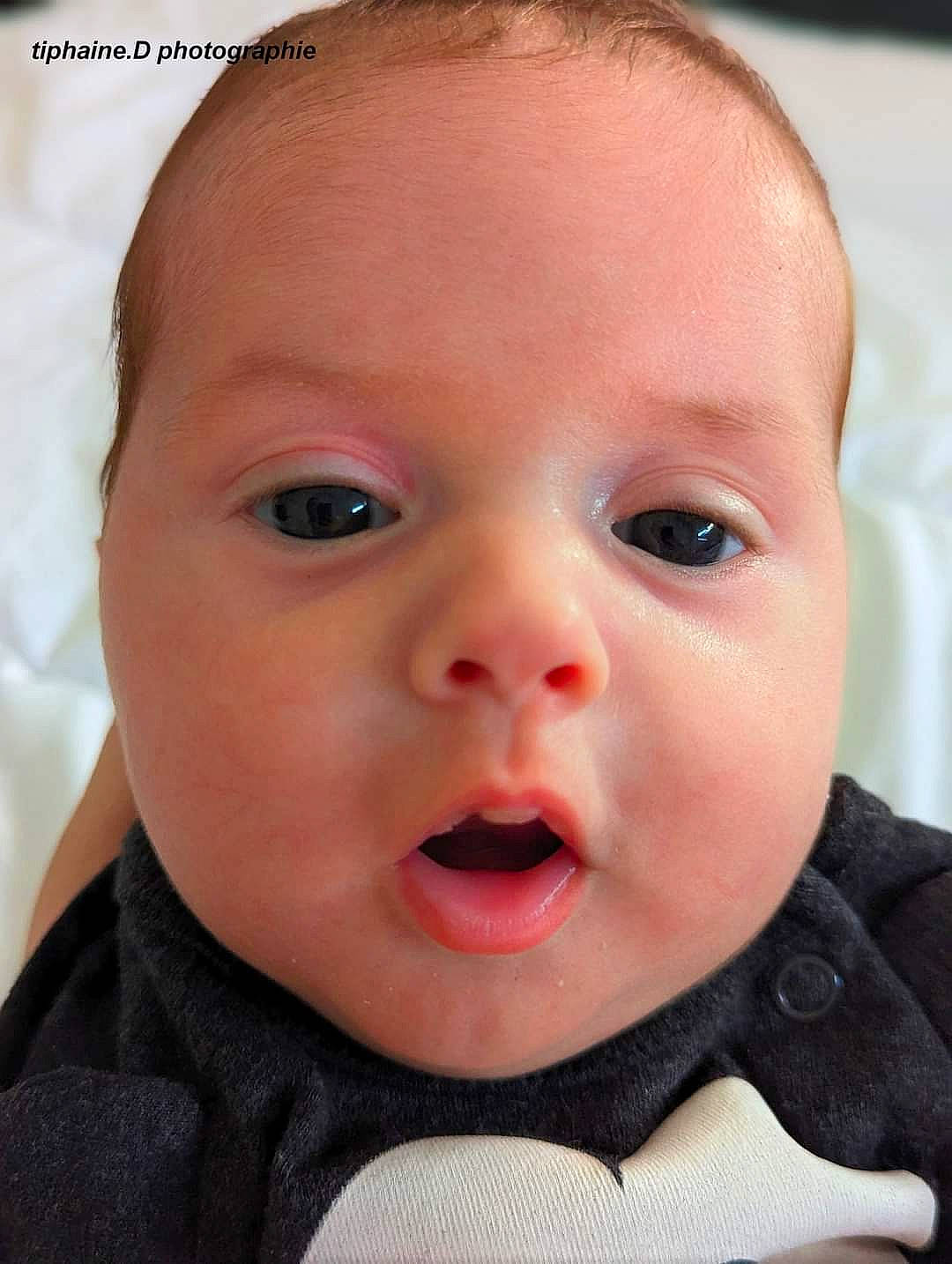 Tienzo participe au concours pour gagner de l'argent avec cette photo : baby, baby_toddler_clothing, cheek, child, close_up, collar, comfort, ear, eyelash, happy, iris, lip, mouth, no_expression, nose, person, portrait_photography, skin, smile, surprise