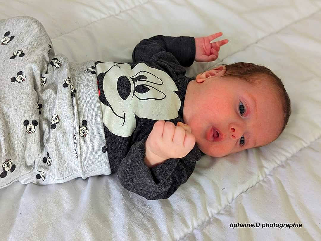 Tienzo a rejoint le concours — aidez-le/la à gagner de superbes lots ! baby, baby_products, baby_sleeping, baby_toddler_clothing, bedtime, cheek, child, comfort, linens, mammal, pattern, person, product, room, sitting, skin, sleeve, textile, toddler, vertebrate