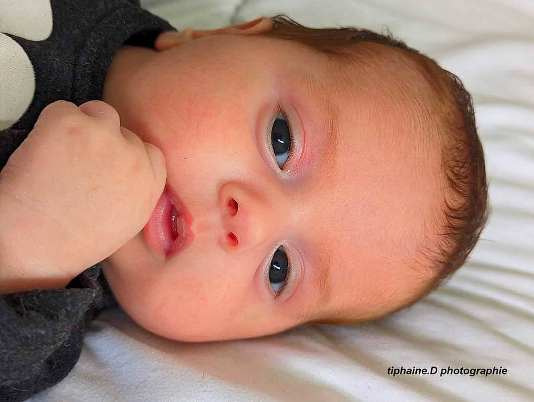 Tienzo a rejoint le concours — aidez-le/la à gagner de superbes lots ! baby, baby_toddler_clothing, cheek, child, chin, close_up, comfort, eyebrow, eyelash, forehead, gesture, happy, iris, lip, mouth, no_expression, nose, person, portrait_photography, skin