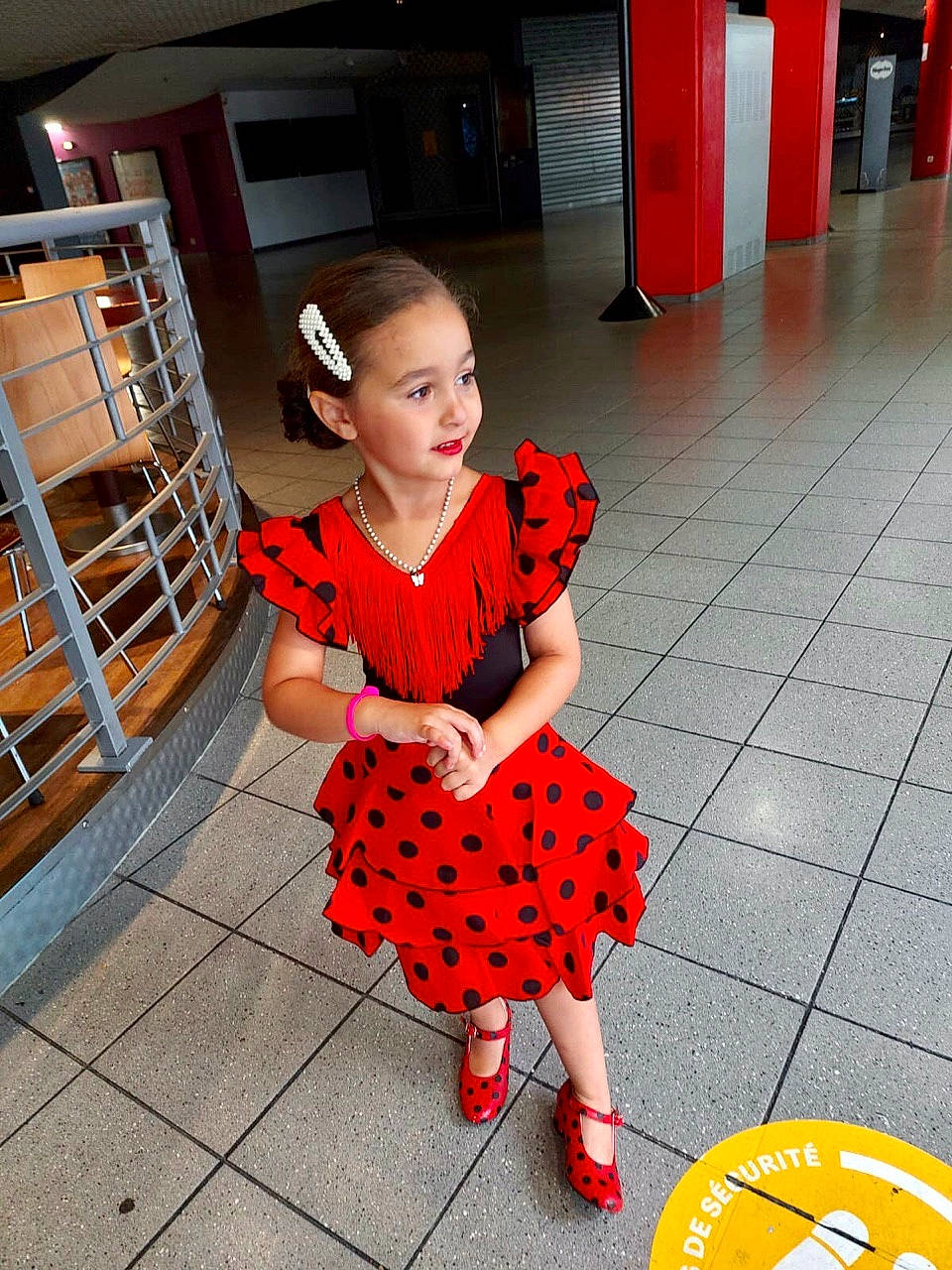 Kamelya participe au concours pour gagner de l'argent avec cette photo : baby_toddler_clothing, bag, beauty, child, dress, fashion, floor, flooring, fun, hairstyle, happy, human_leg, leisure, pattern, person, plaid, shoe, standing, street_fashion, toddler