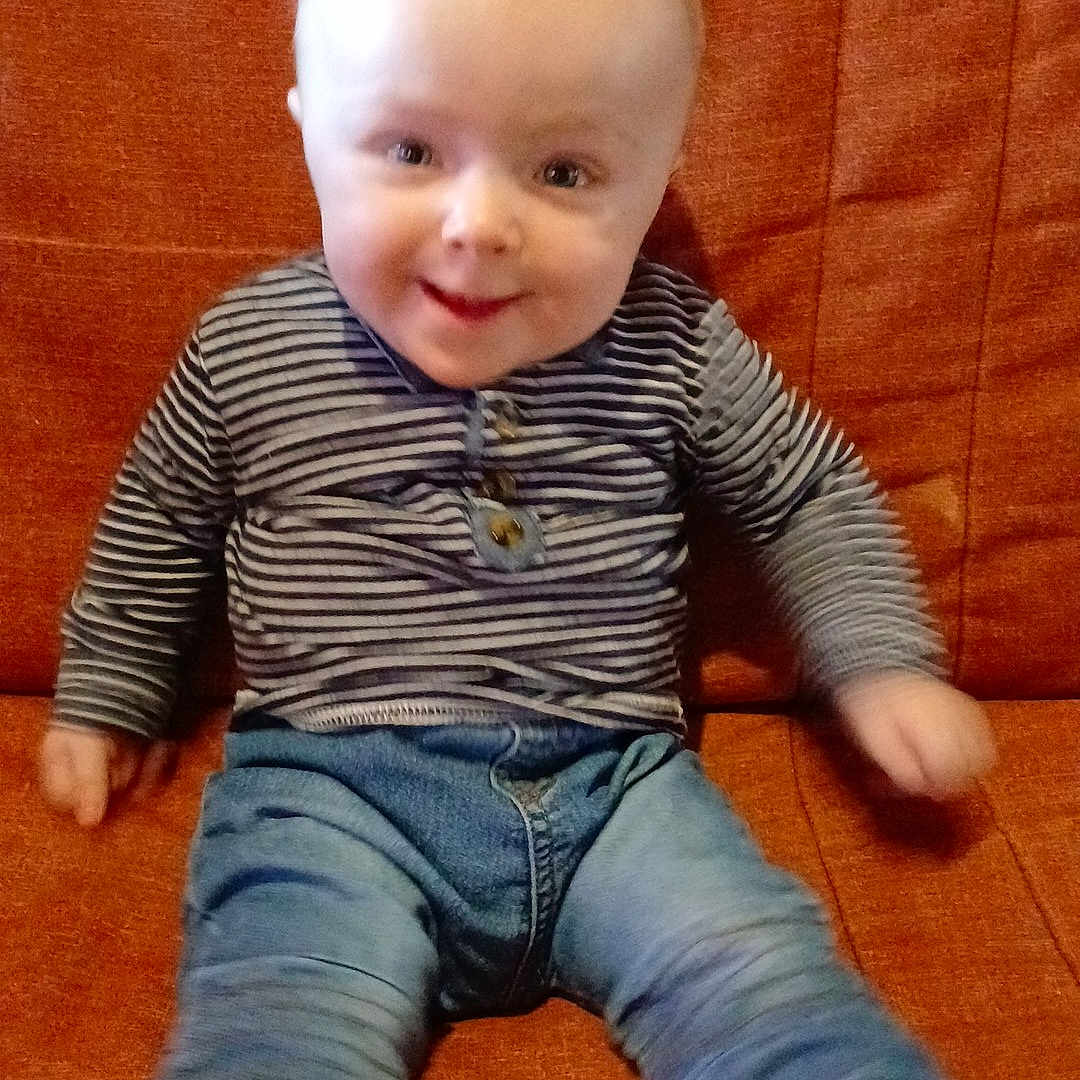 Elowen participe au concours pour gagner de l'argent avec cette photo : baby, bodypart, clothing, couch, cushion, face, finger, furniture, hand, head, homedecor, hosiery, jeans, pants, person, photography, portrait, shirt, sitting, sock