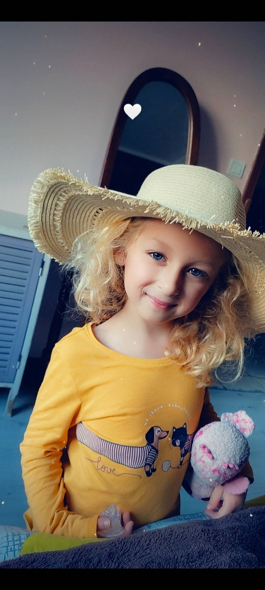 Lexie a rejoint le concours — aidez-le/la à gagner de superbes lots ! blue, eye, eyebrow, face, facial_expression, flash_photography, hair, hairstyle, happy, hat, head, headwear, iris, joy, light, lip, mammal, person, skin, smile