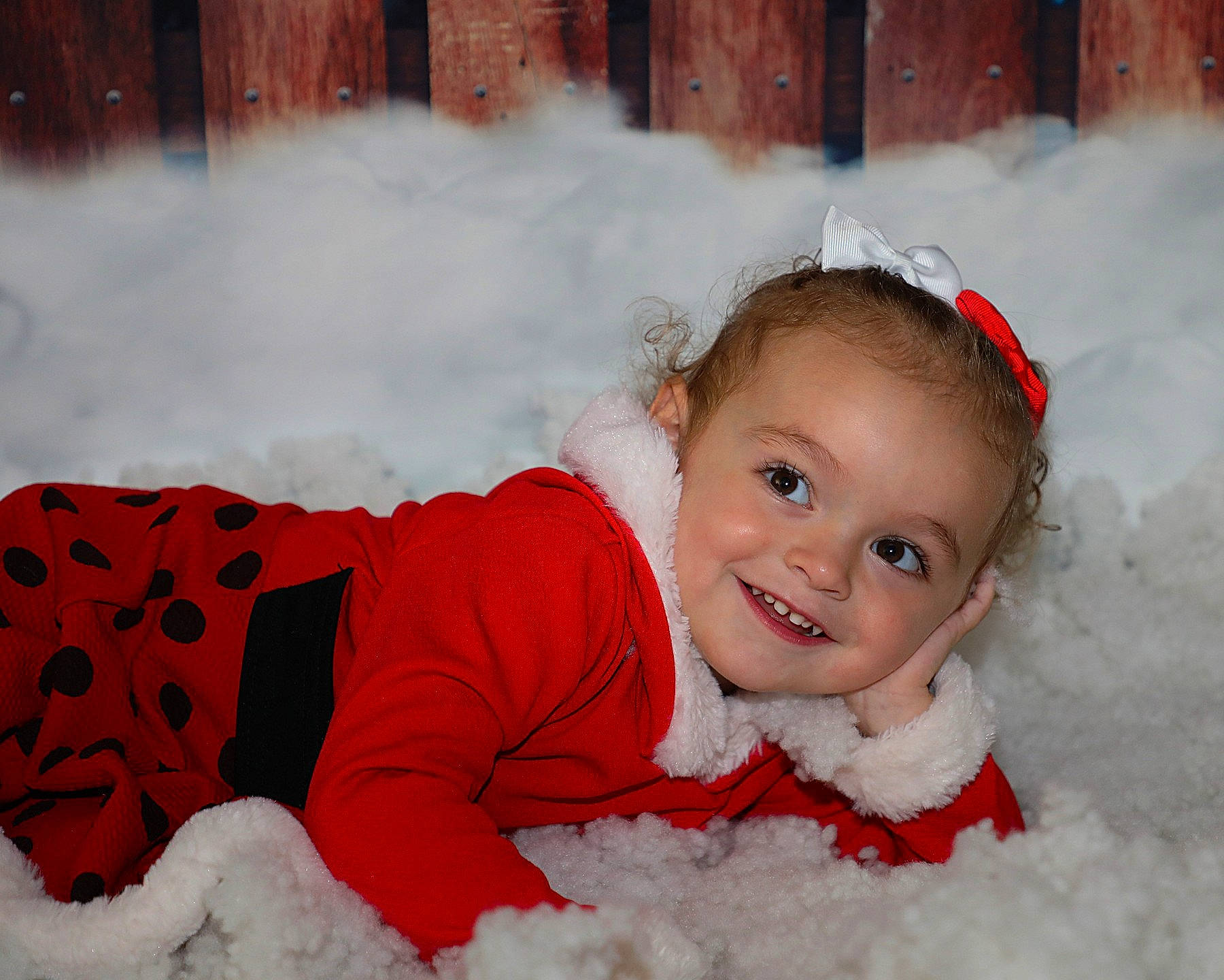 Nyna a rejoint le concours — aidez-le/la à gagner de superbes lots ! baby, baby_toddler_clothing, cheek, child, event, eye, freezing, fun, fur, happy, head, holiday, human_body, joy, person, playing_with_kids, sleeve, smile, snow, toddler