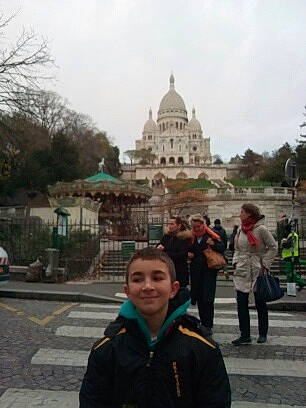 Rémy a rejoint le concours — aidez-le/la à gagner de superbes lots ! building, city, historic_site, joy, person, pilgrimage, place_of_worship, plaza, recreation, temple, tourism, tourist_attraction, tours, travel, tree