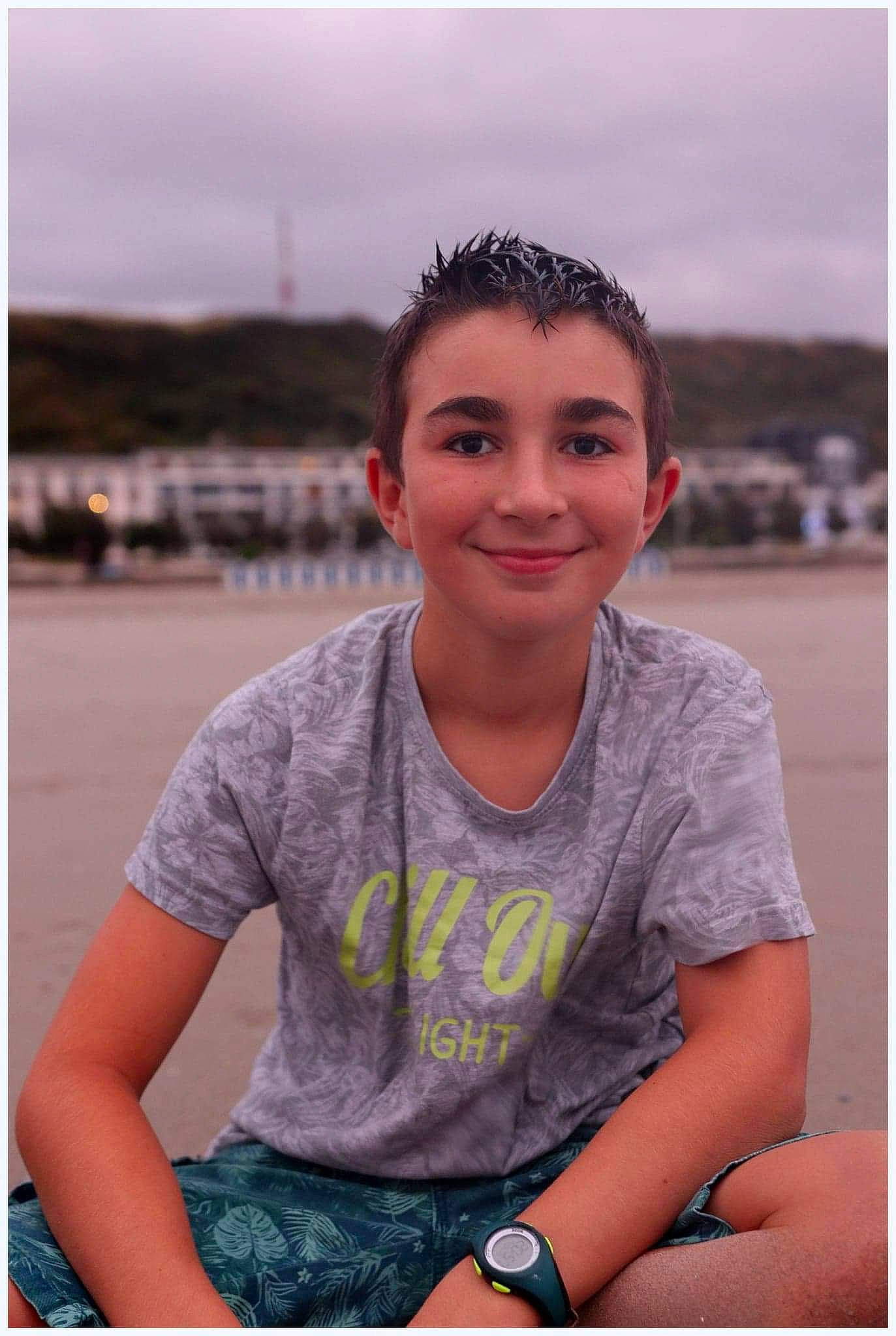 Rémy a rejoint le concours — aidez-le/la à gagner de superbes lots ! cool, eye, eyewear, flash_photography, forehead, fun, grass, happy, joy, leisure, person, portrait_photography, sitting, sky, sleeve, smile, street_fashion, summer, t_shirt, travel