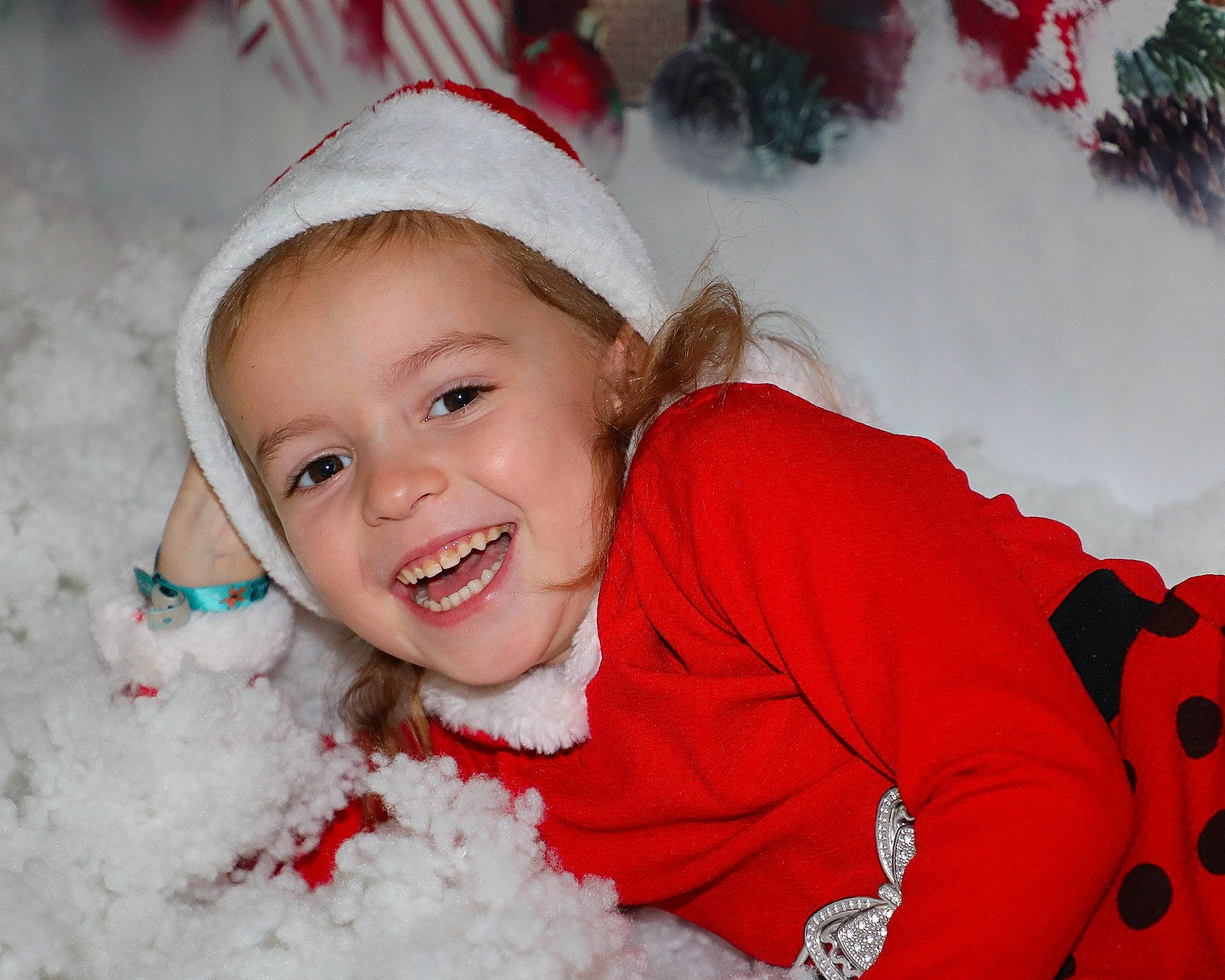 Zélia a rejoint le concours — aidez-le/la à gagner de superbes lots ! cap, child, event, eye, freezing, fun, fur, hair, happy, holiday, iris, joy, leisure, person, red, skin, smile, snow, toddler, tree