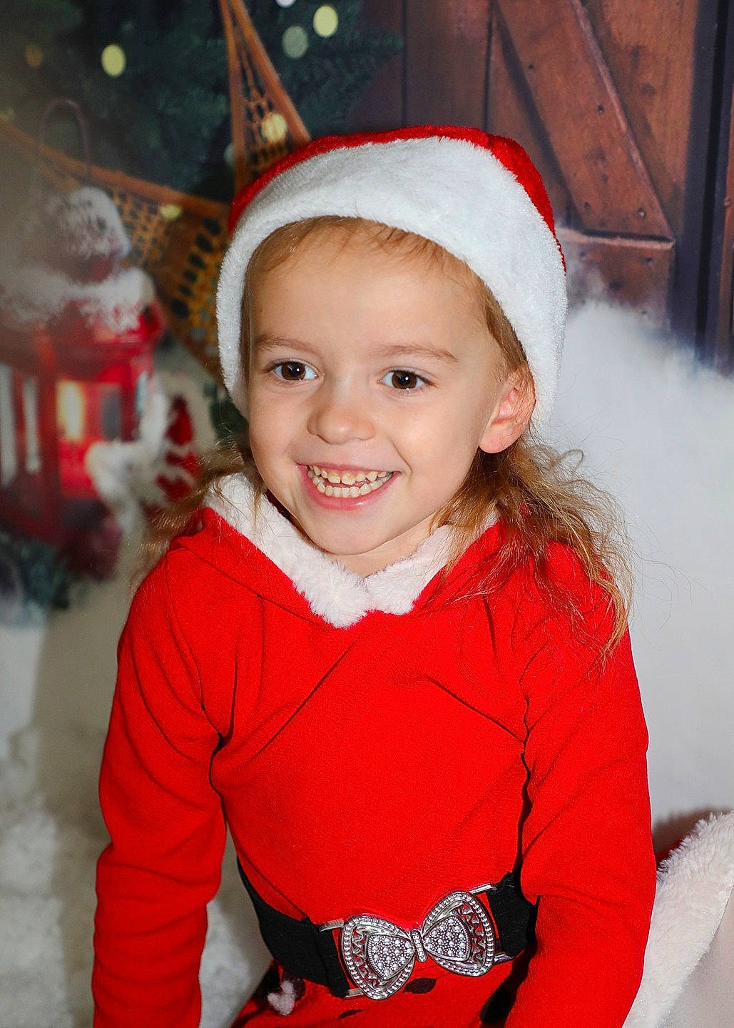 Zélia a rejoint le concours — aidez-le/la à gagner de superbes lots ! cap, child, christmas, costume_hat, event, face, fun, happy, holiday, human_body, joy, outerwear, person, recreation, red, sleeve, smile, standing, toddler, tree