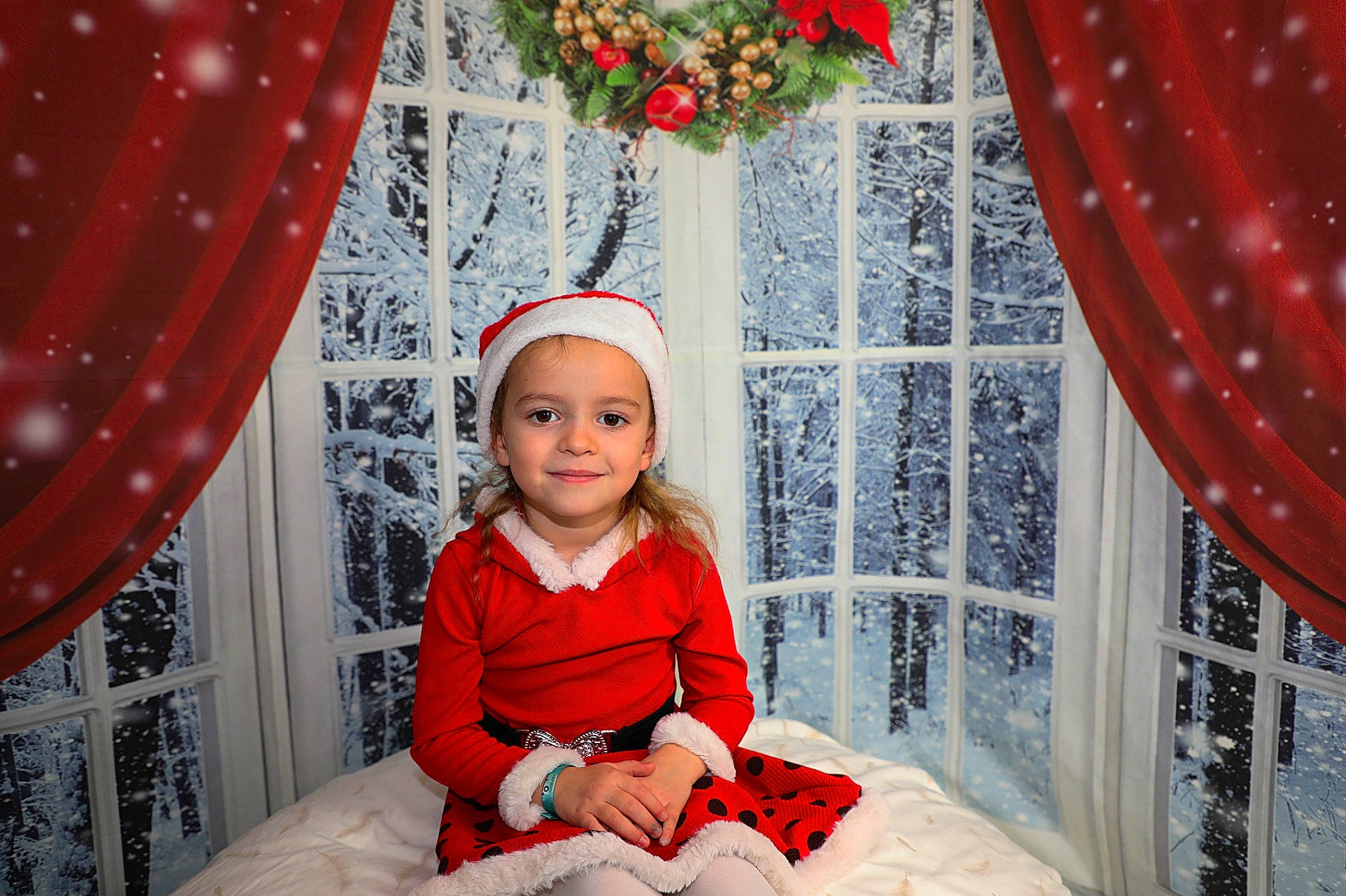 Zélia a rejoint le concours — aidez-le/la à gagner de superbes lots ! christmas, christmas_decoration, christmas_ornament, curtain, decoration, event, fun, happy, hat, headwear, holiday, joy, ornament, people, person, pink, plant, red, smile, textile