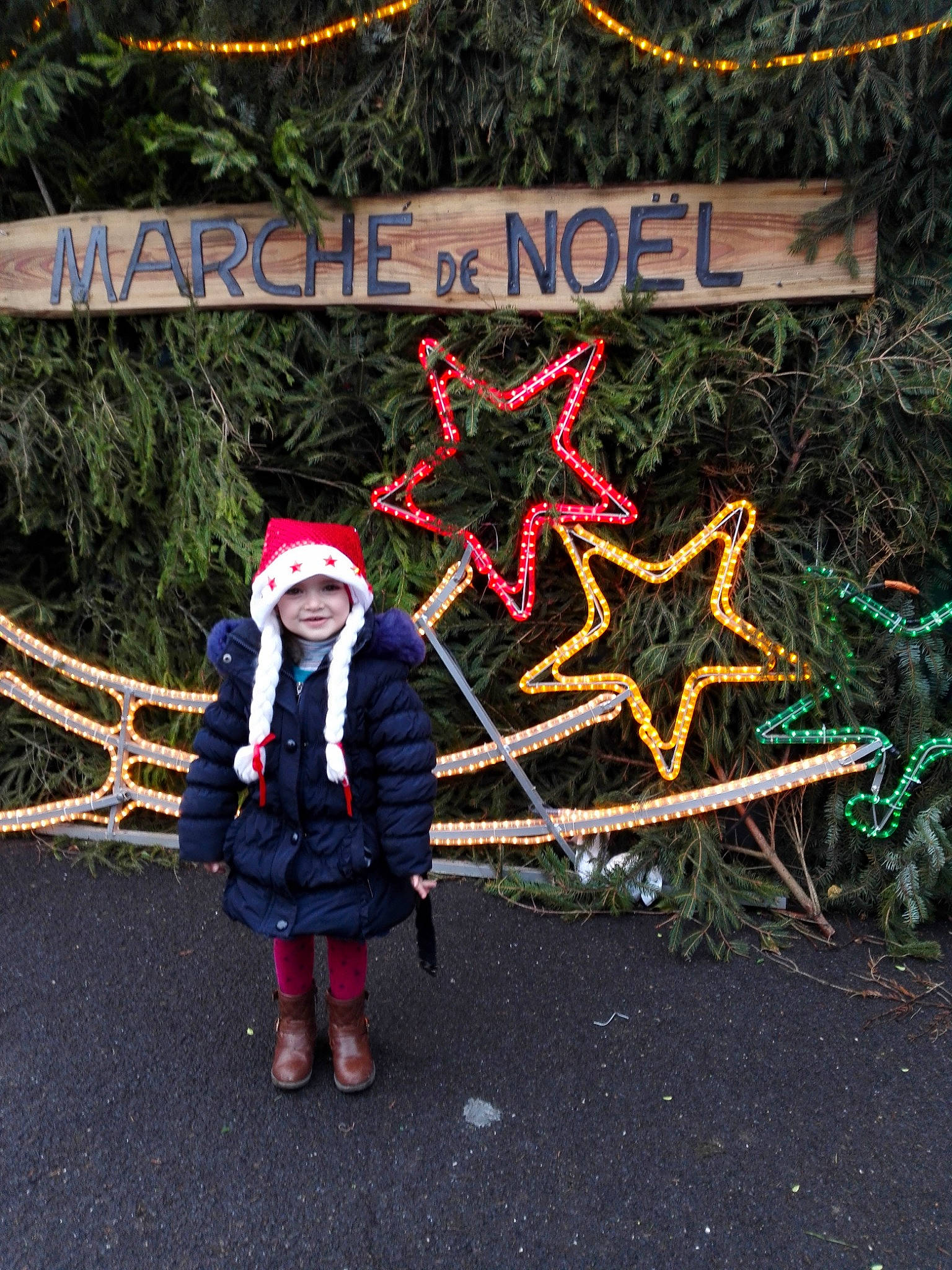 Ilona a rejoint le concours — aidez-le/la à gagner de superbes lots ! christmas, christmas_decoration, christmas_tree, event, fun, headwear, holiday, joy, person, plant, recreation, tradition, tree, winter, woody_plant