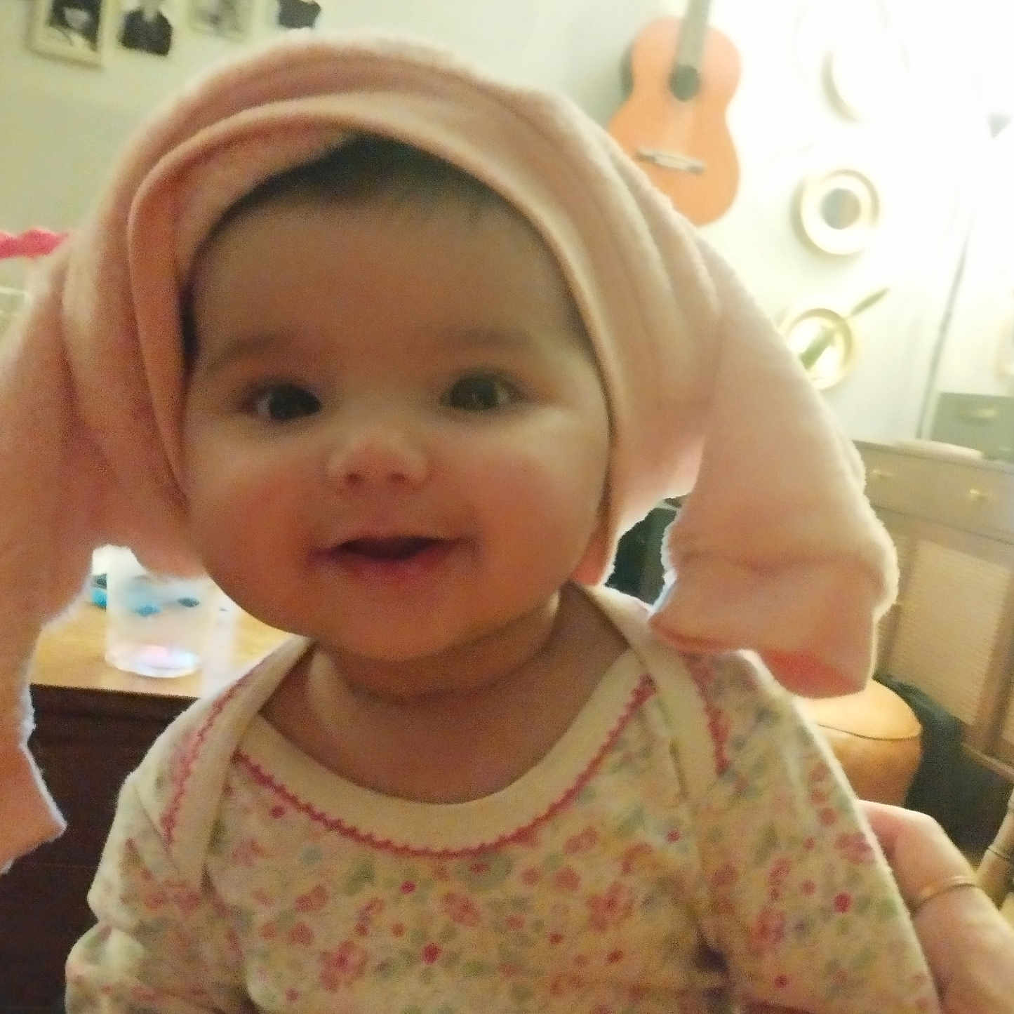 Aëleen a rejoint le concours — aidez-le/la à gagner de superbes lots ! baby, chair, child, clothing, cute, face, furniture, guitar, hand, happy, home, indoor, infant, person, pink, portrait, room, smiling, table, towel