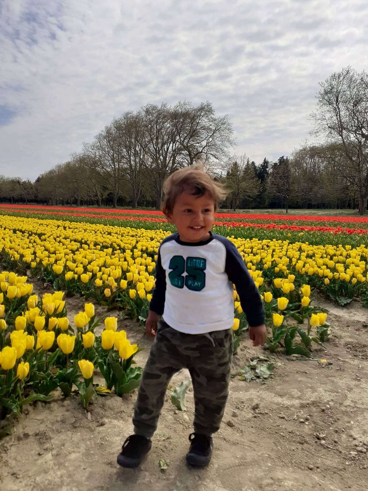 Djibril a rejoint le concours — aidez-le/la à gagner de superbes lots ! agriculture, botany, cloud, field, flower, flowering_plant, grass, happy, joy, landscape, meadow, people_in_nature, person, petal, plant, plantation, rural_area, sky, summer, toddler