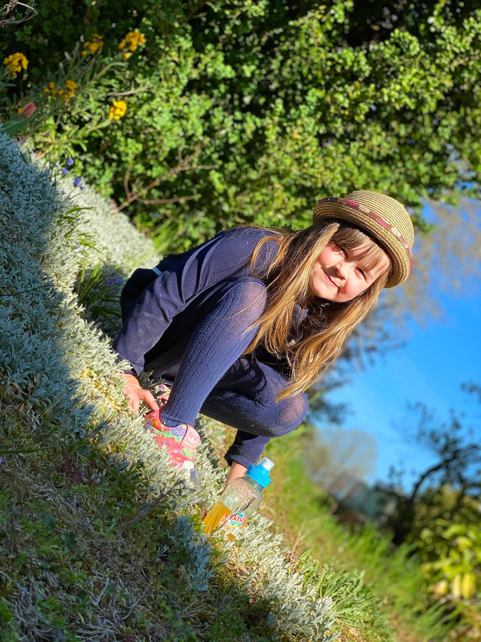 Élyna a rejoint le concours — aidez-le/la à gagner de superbes lots ! electric_blue, eyewear, forest, fun, grass, grass_family, grassland, hair, happy, headwear, joy, landscape, leisure, long_hair, natural_landscape, outerwear, people_in_nature, person, plant, recreation