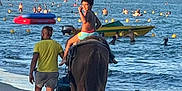 Ayser participe au concours pour gagner de l'argent avec cette photo : child, horse, beach, water, adult, sand, ocean, swimmers, boat, waving, sunlight, shore, summer, vacation, outdoor, person, animal, riding, happy, scenic