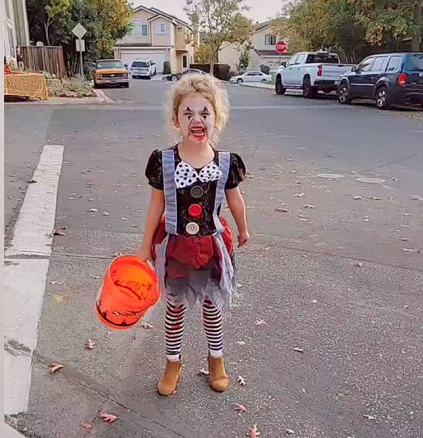 Giavonna is registered to the contest to win money with this photo: asphalt, bag, car, cool, eyewear, happy, human_leg, luggage_and_bags, pattern, pedestrian, person, road, road_surface, sidewalk, sleeve, sunglasses, t_shirt, tree, vehicle_door, waist