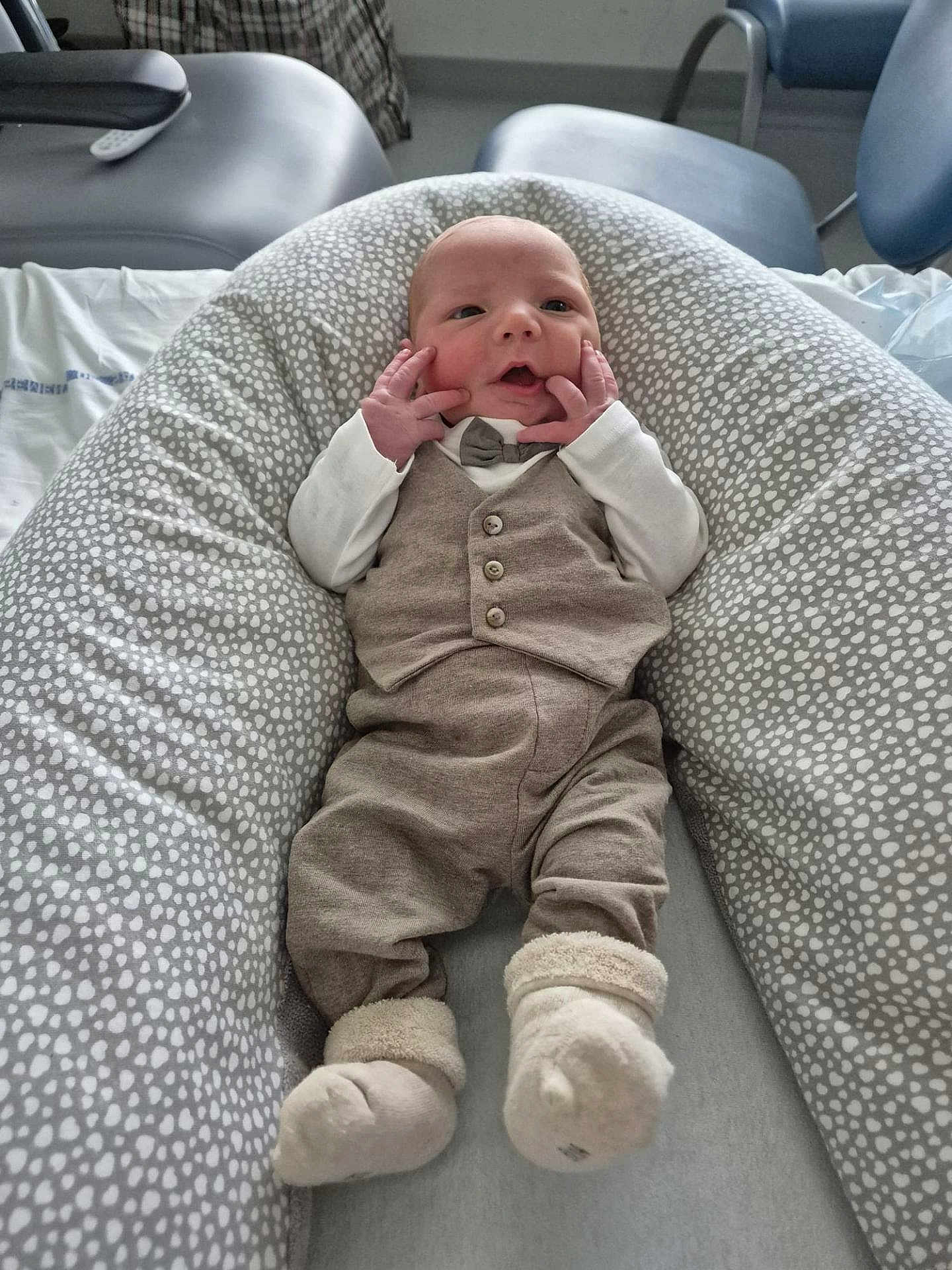 Gauthier a rejoint le concours — aidez-le/la à gagner de superbes lots ! baby, infant, newborn, clothing, onesie, cushion, pattern, hands, face, expression, indoor, soft, cute, small, footwear, socks, person, resting, comfortable, portrait