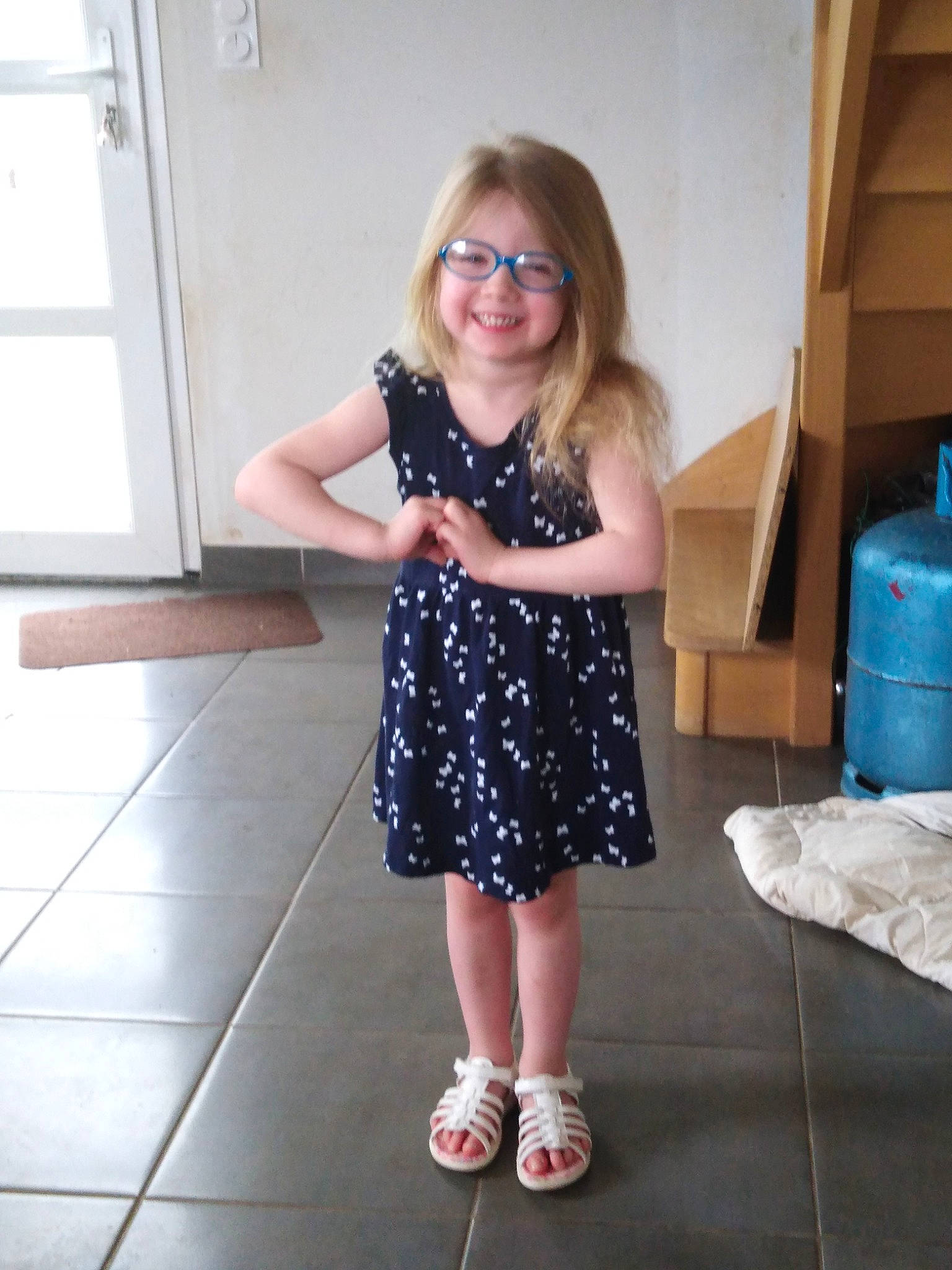 Mya a rejoint le concours — aidez-le/la à gagner de superbes lots ! child, design, dress, eyewear, footwear, glasses, human_leg, joy, leg, pattern, person, polka_dot, room, shoe, shoulder, smile, standing, summer, sunglasses, toddler