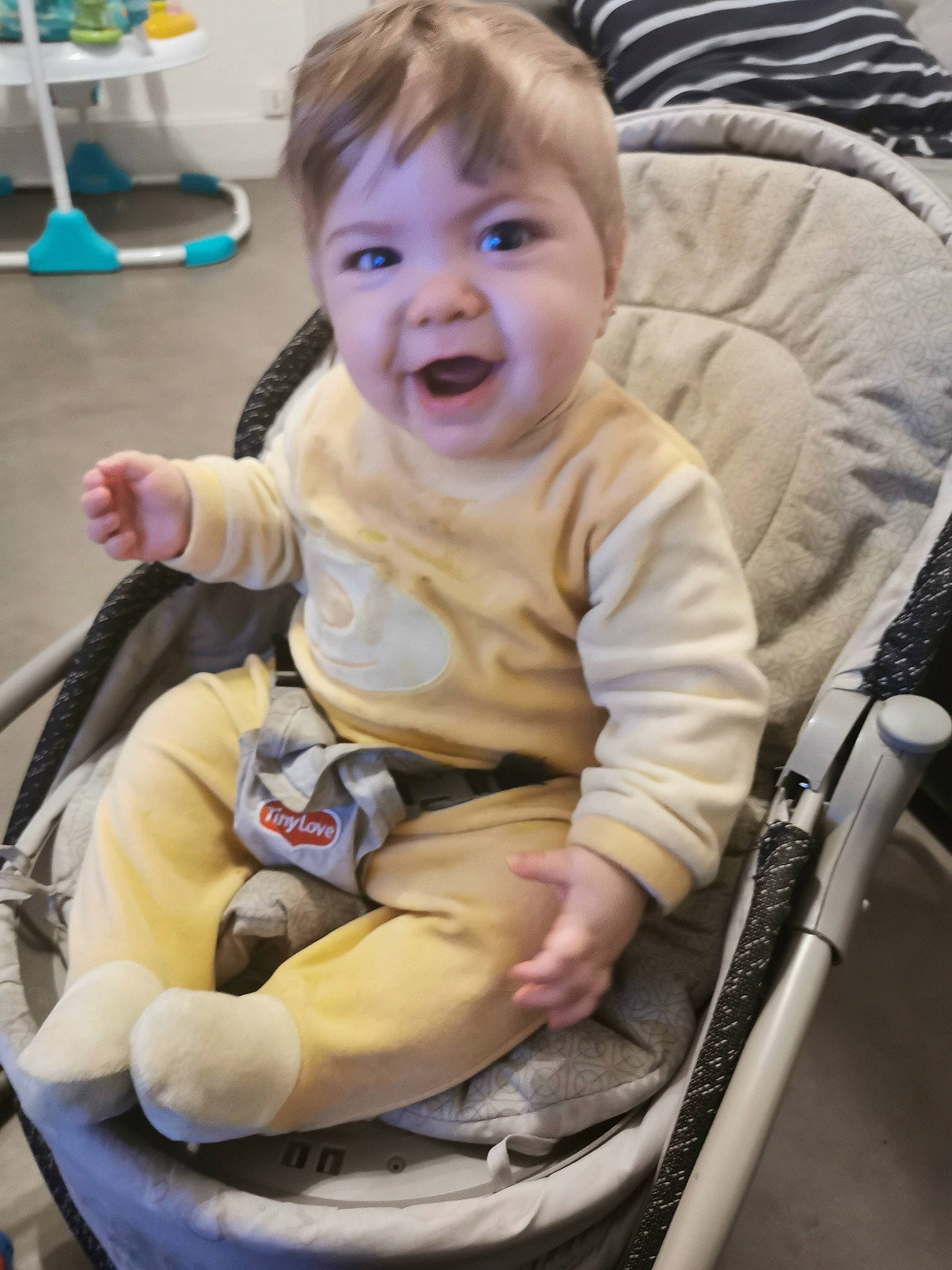 Timeo participe au concours pour gagner de l'argent avec cette photo : baby, baby_carriage, baby_in_car_seat, baby_products, cheek, child, person, product, sitting, skin, smile, toddler