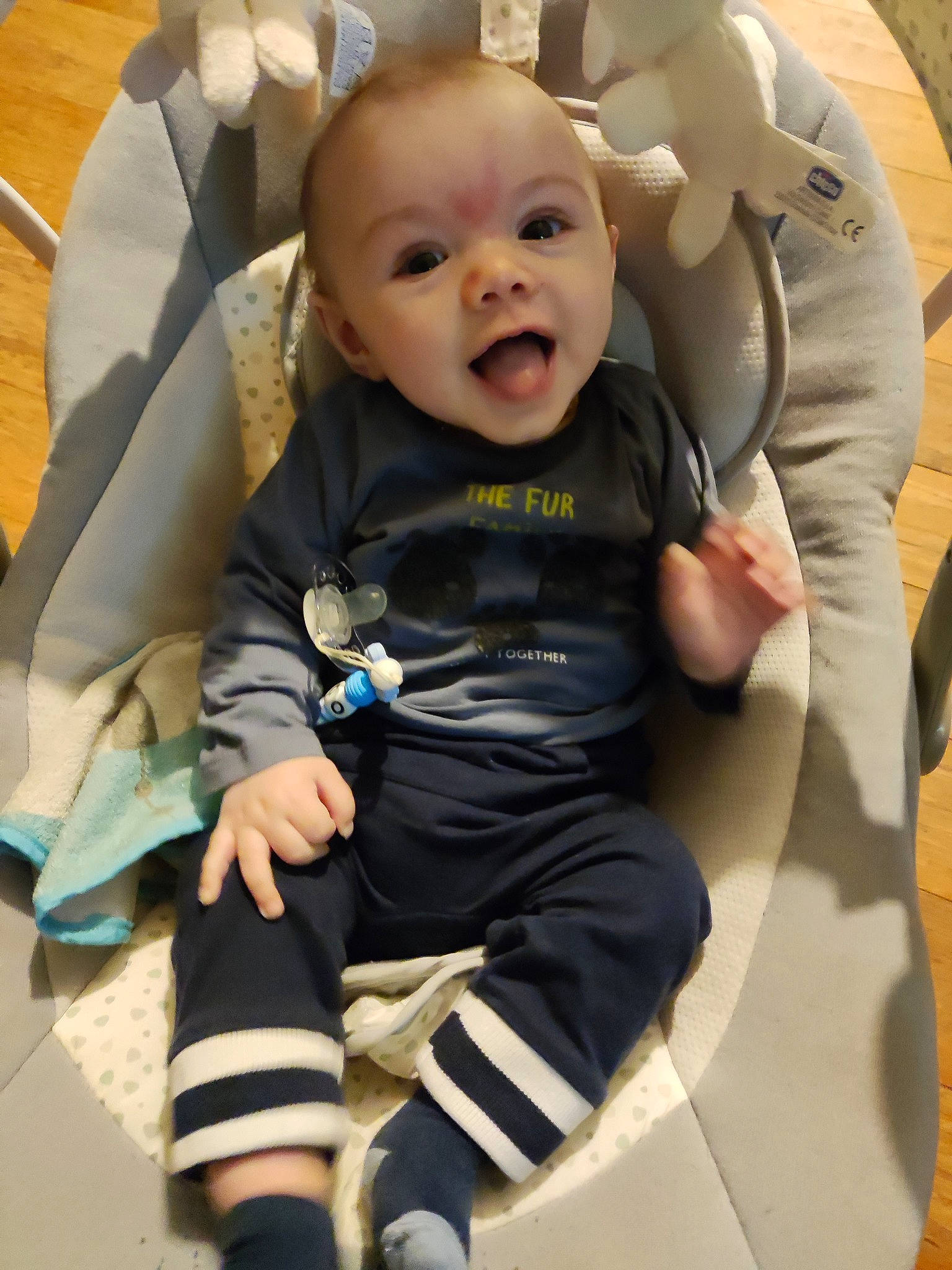 Julio participe au concours pour gagner de l'argent avec cette photo : baby, baby_carriage, baby_laughing, baby_products, baby_safety, baby_toddler_clothing, cheek, child, comfort, eye, fun, happy, lap, laugh, person, sitting, skin, sleeve, smile, sock