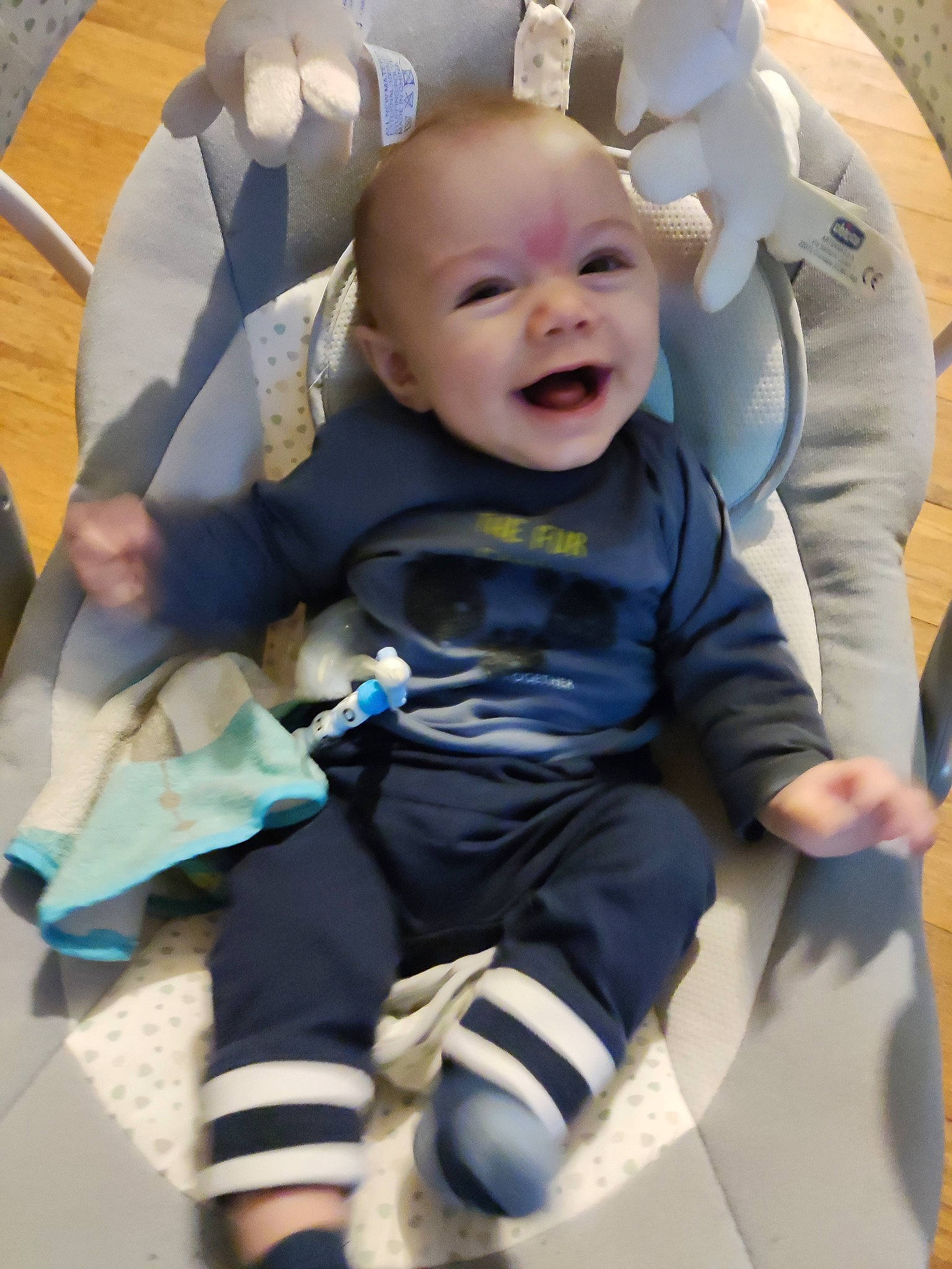 Julio a rejoint le concours — aidez-le/la à gagner de superbes lots ! baby, baby_laughing, baby_products, baby_safety, baby_toddler_clothing, child, comfort, electric_blue, flooring, fun, happy, laugh, person, play, room, sitting, sleeve, smile, sock, textile