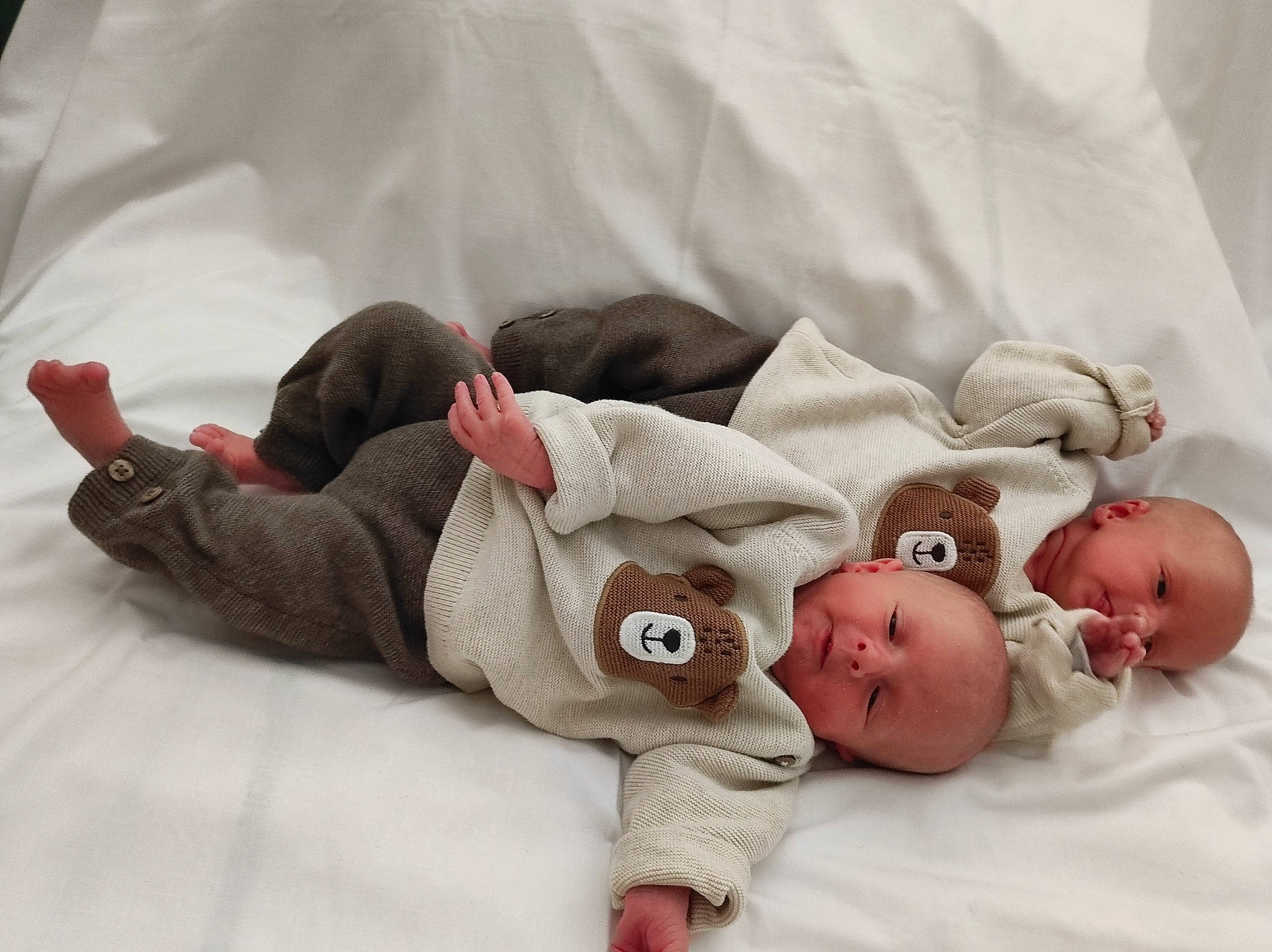 Maël Et Naël participe au concours pour gagner de l'argent avec cette photo : baby, baby_products, baby_safety, baby_sleeping, baby_toddler_clothing, bed, bed_sheet, bedding, bedtime, child, comfort, eye, head, human_body, infant_bed, linens, nap, person, room, skin