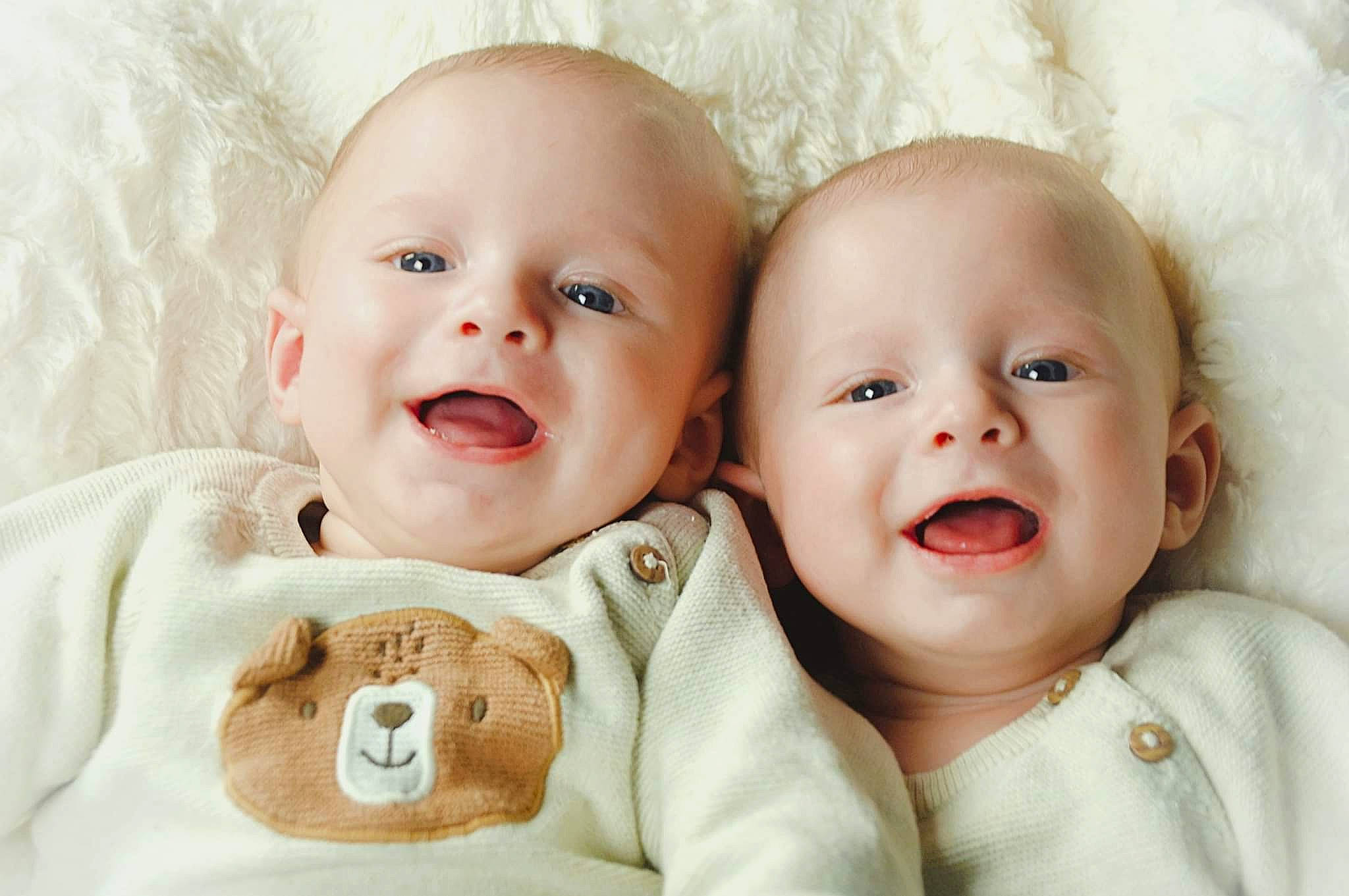 Maël Et Naël a rejoint le concours — aidez-le/la à gagner de superbes lots ! baby, baby_toddler_clothing, cheek, chin, close_up, collar, comfort, eye, face, gesture, happy, head, iris, linens, lip, nose, person, skin, sleeve, smile