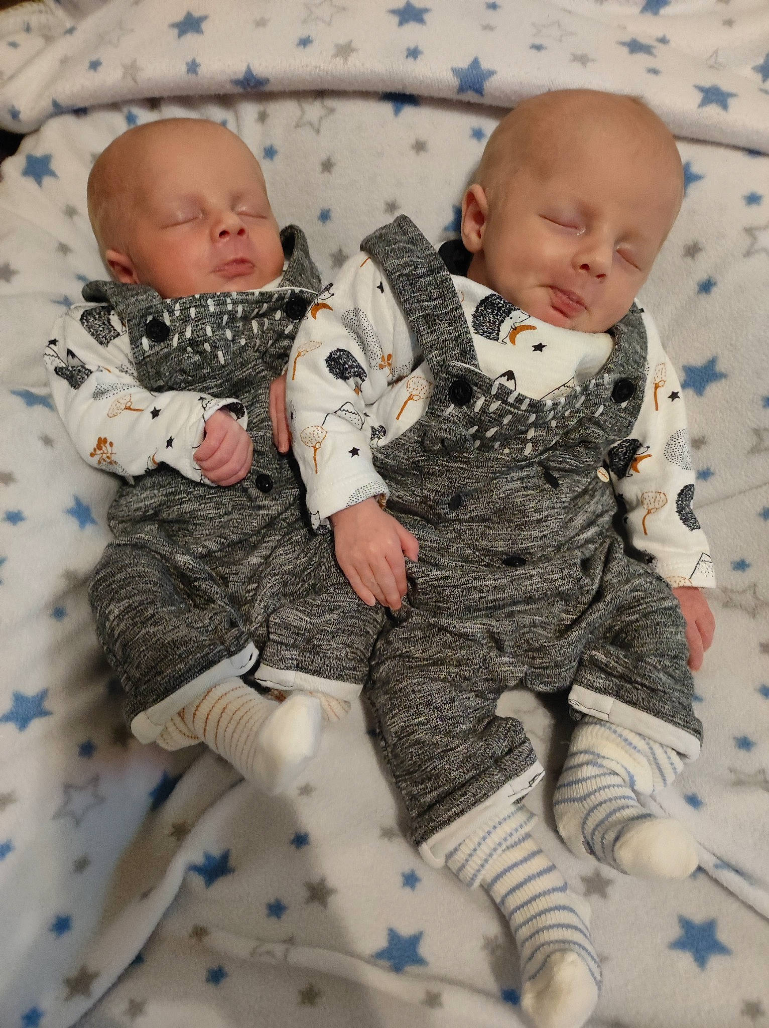 Maël Et Naël a rejoint le concours — aidez-le/la à gagner de superbes lots ! art, baby, baby_toddler_clothing, child, comfort, face, fur, gesture, happy, head, lap, linens, pattern, person, room, sitting, sleeve, sock, textile, toddler