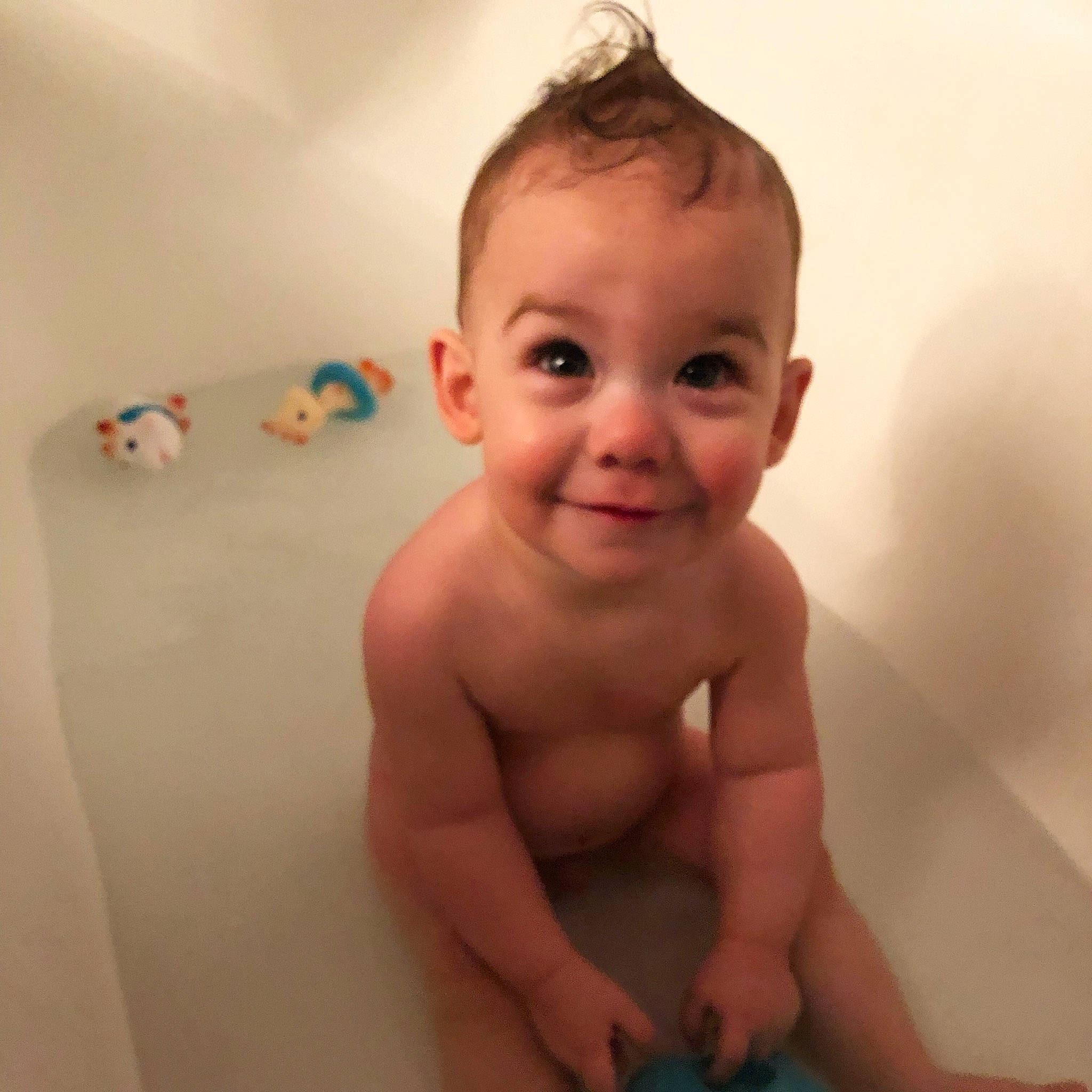 Emiliano a rejoint le concours — aidez-le/la à gagner de superbes lots ! arm, baby, bathing, bathtub, cheek, child, chin, eye, eyebrow, face, facial_expression, forehead, head, joint, joy, lip, nose, organ, person, skin