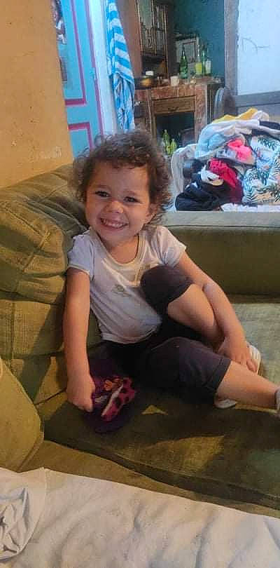 Nohan participe au concours pour gagner de l'argent avec cette photo : child, comfort, eye, face, facial_expression, finger, floor, flooring, fun, happy, human_leg, joy, knee, lap, leg, leisure, person, skin, smile, thigh